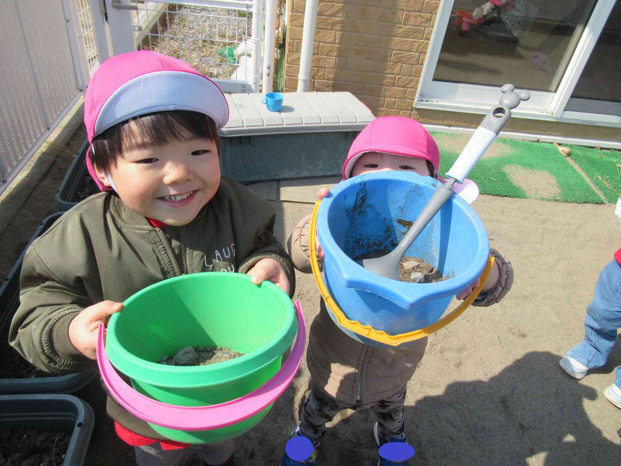 お友達と一緒に石集め