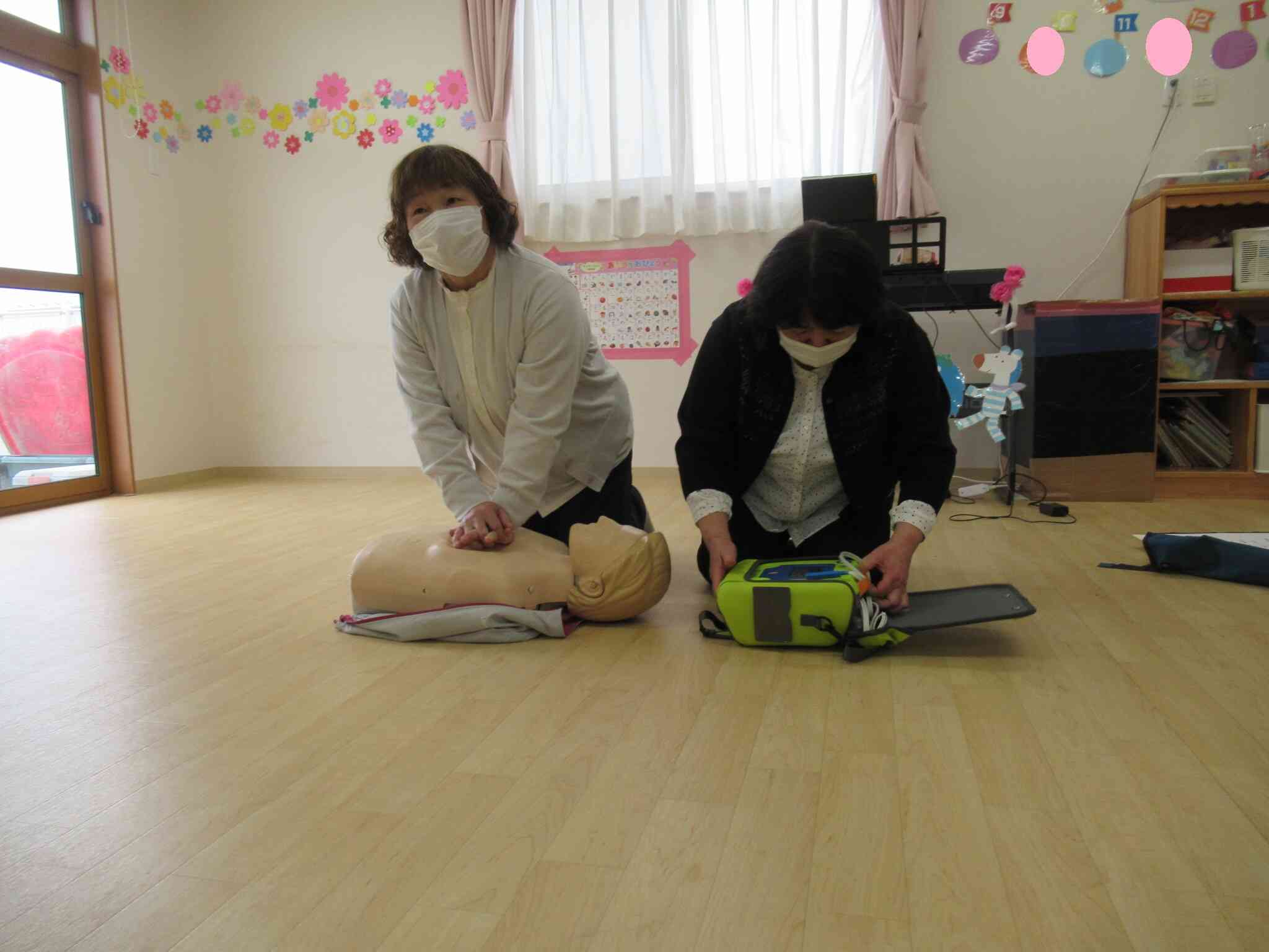 幼児の心肺蘇生法の様子です。