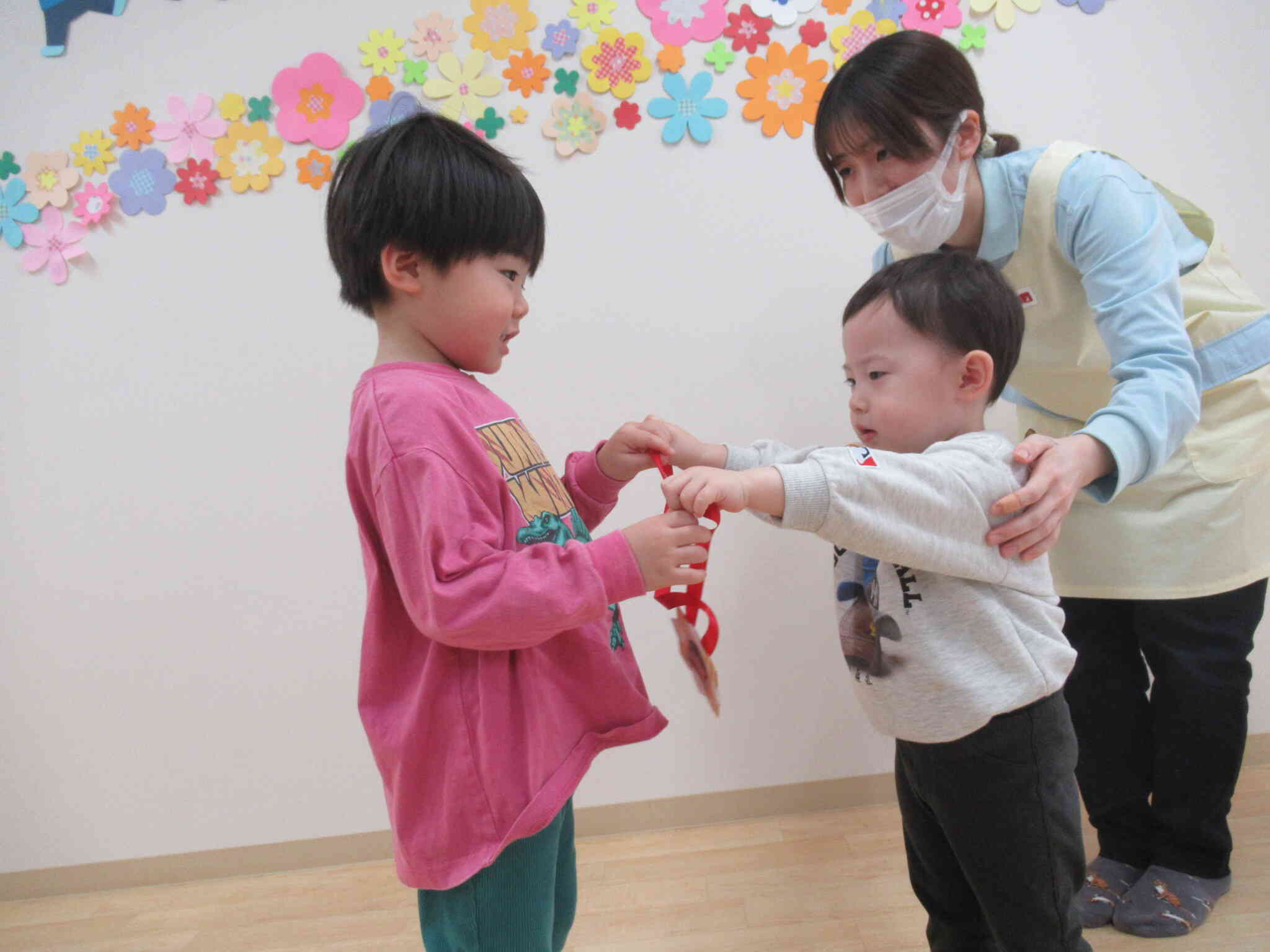 たくさん遊んでくれたお友だちにプレゼントを渡しました。