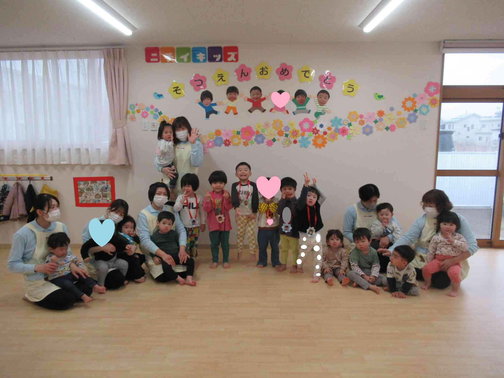 卒園したうさぎ組（2歳児）と一緒に記念撮影！新しい保育園でも元気に過ごしてね。