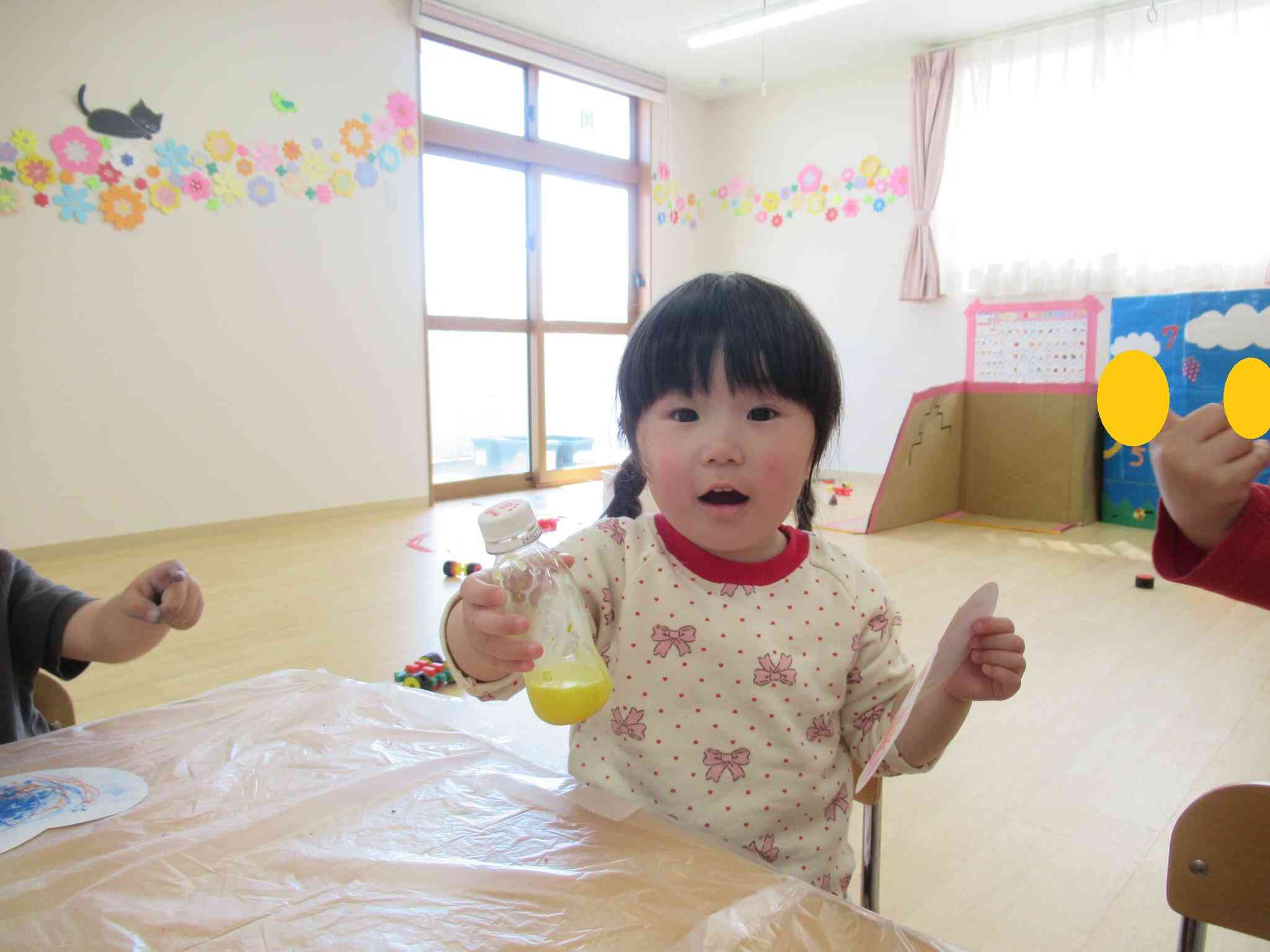 はじき絵遊び①～うさぎ組2歳児～