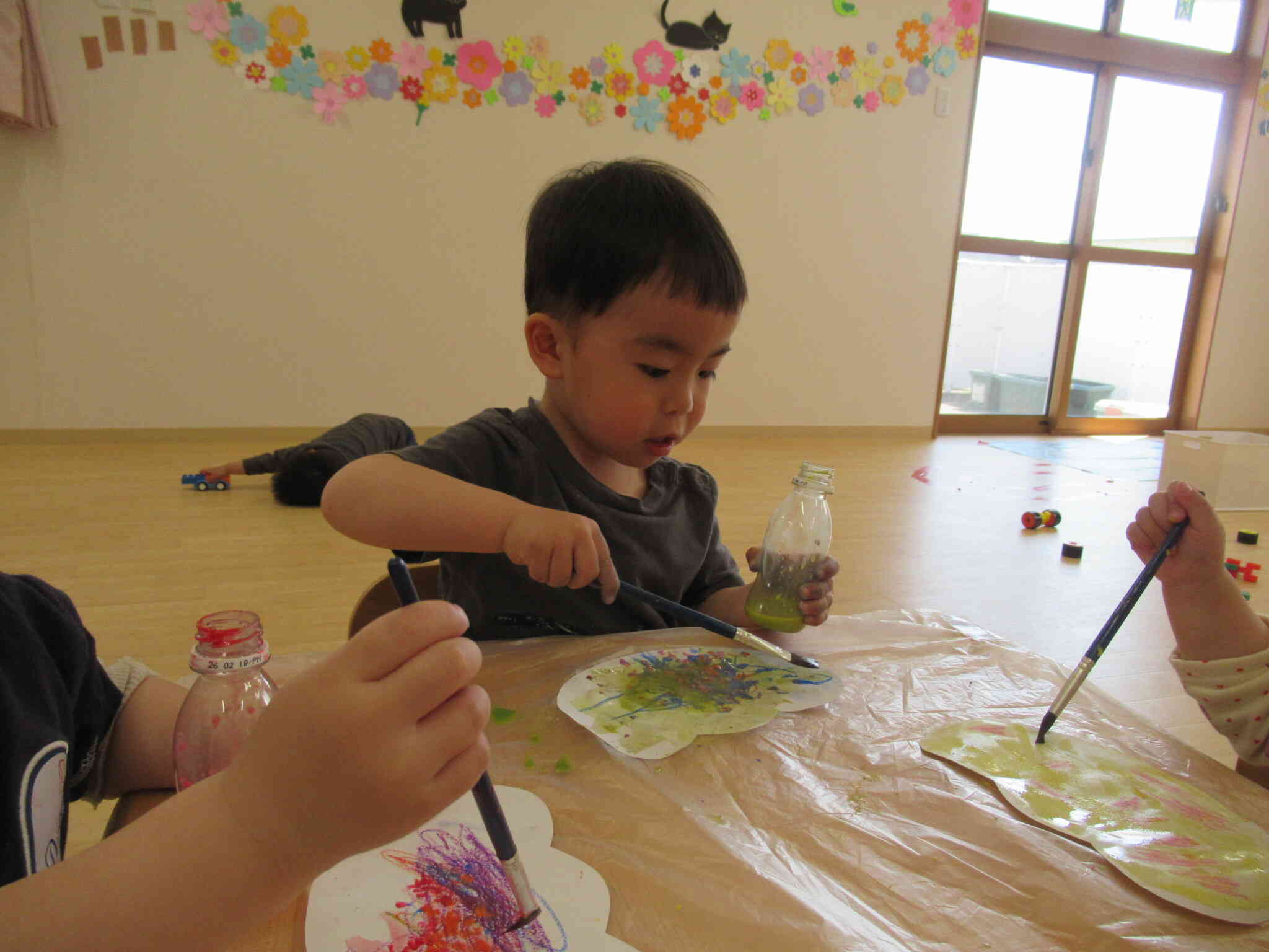 はじき絵遊び②～2歳児うさぎ組～