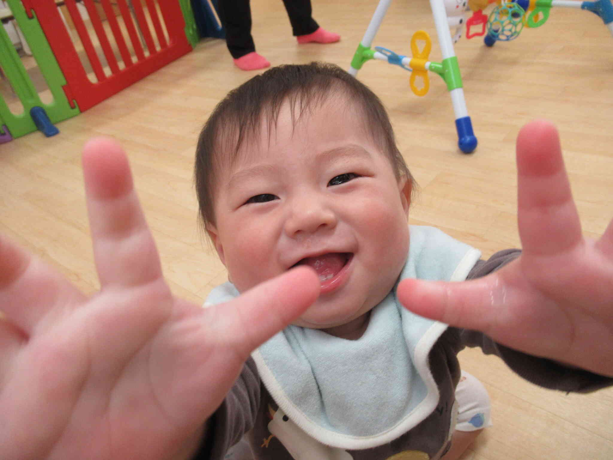 室内遊びの様子～ひよこ組（0歳児）～