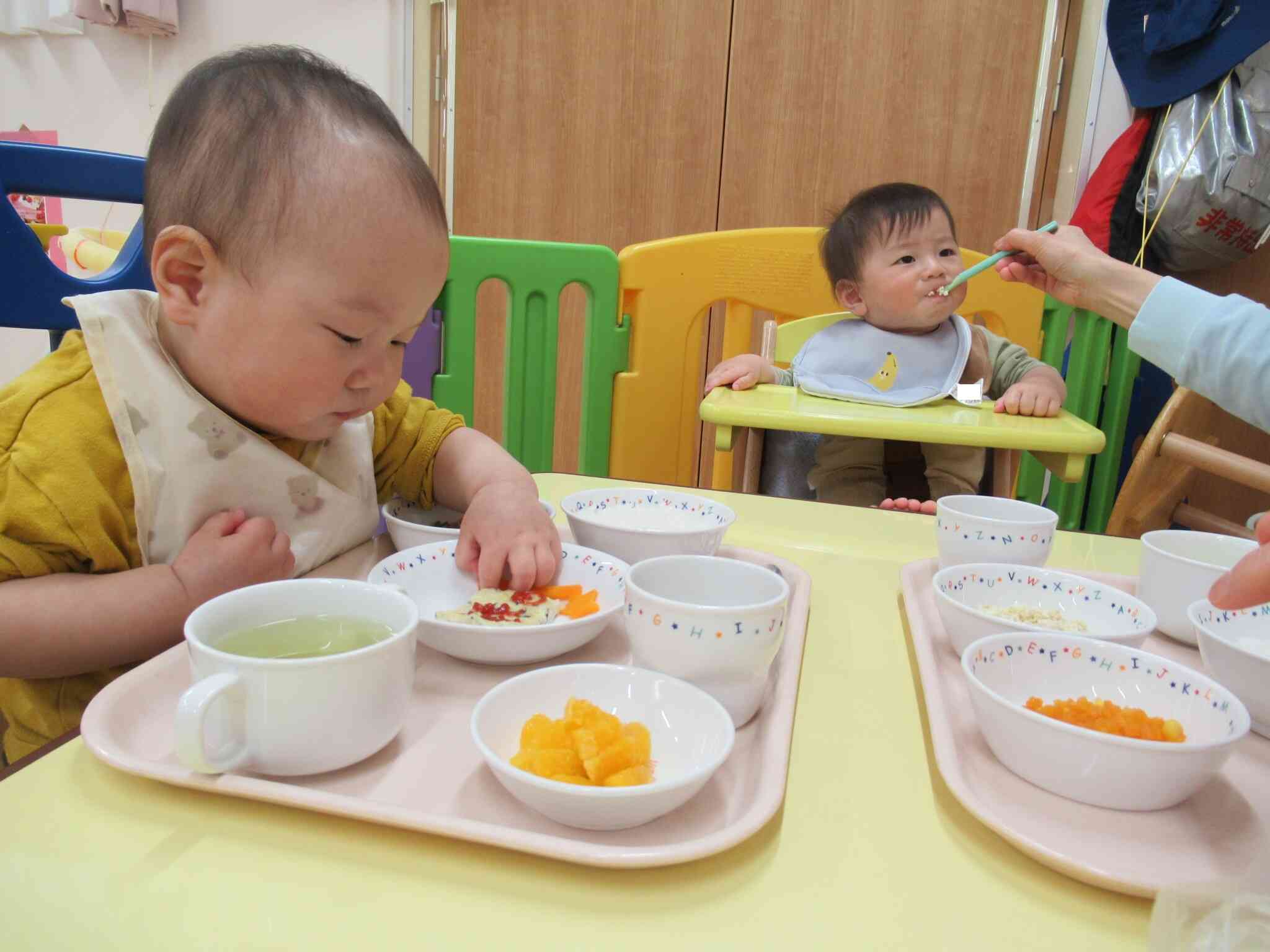 たくさん遊んだ後は、美味しい給食の時間です