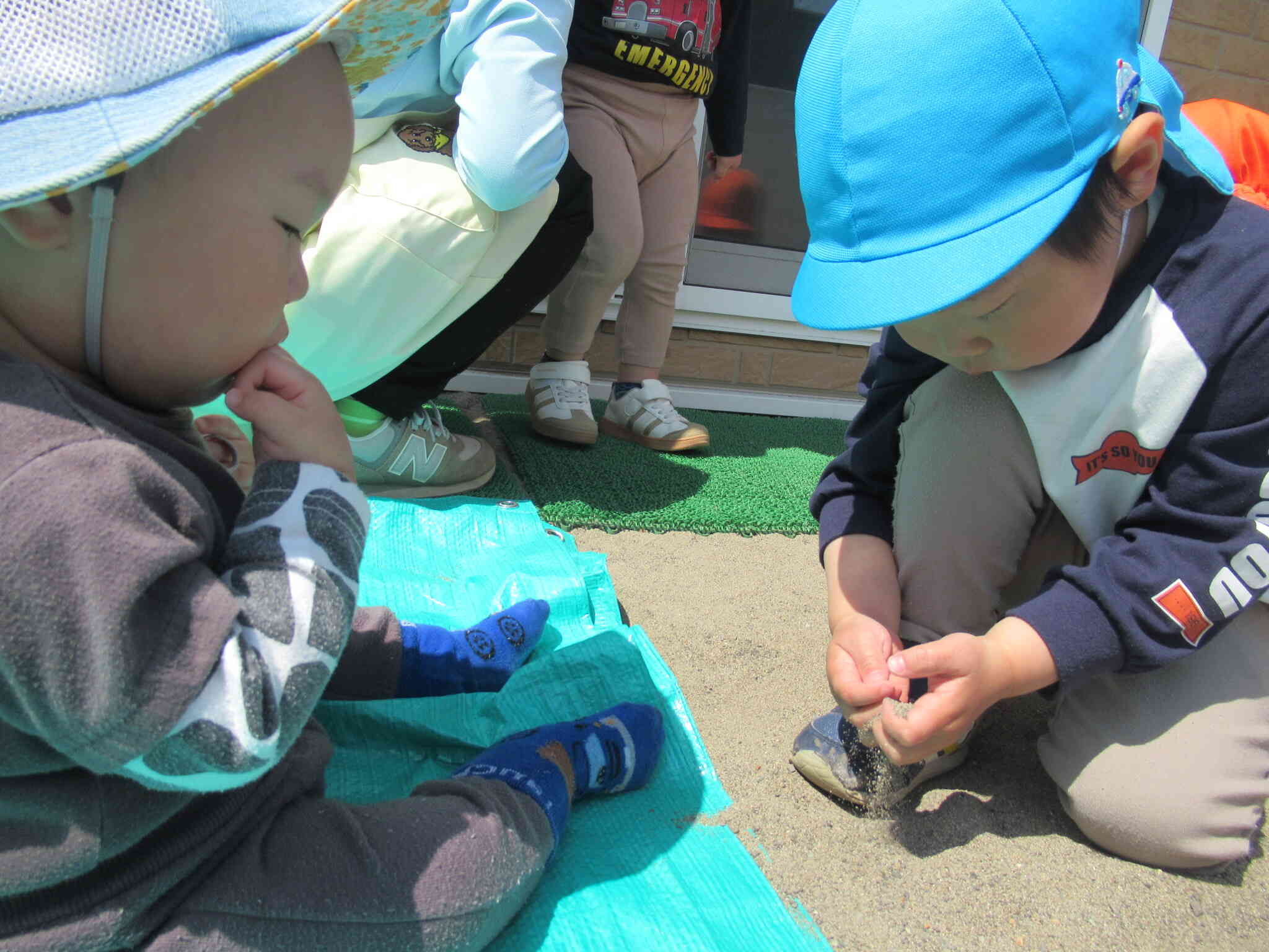 園庭でひなたぼっこをして過ごしました～ひよこ組（0歳児）～