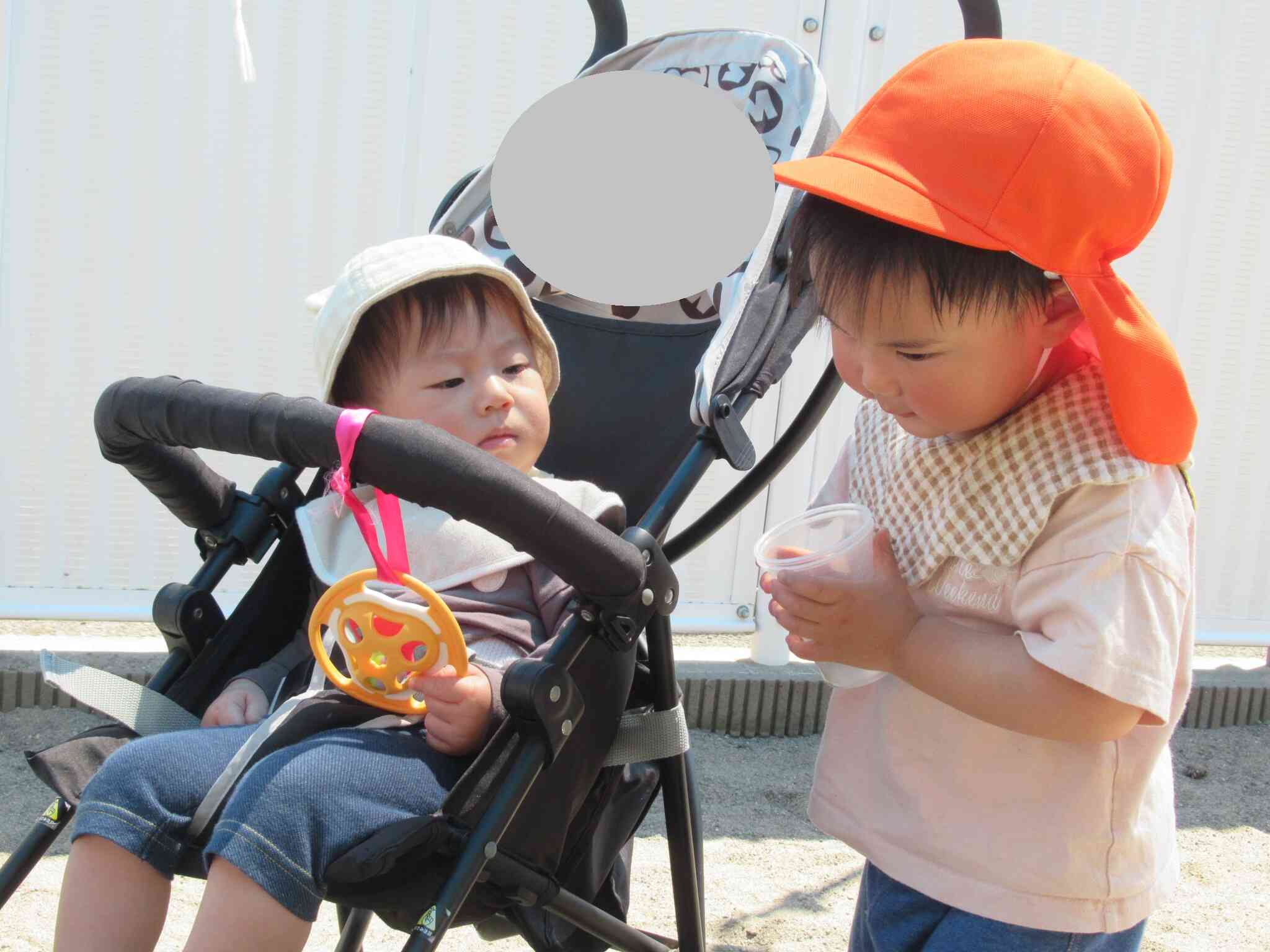 園庭で砂遊びをしました～ひよこ組(0歳児)～