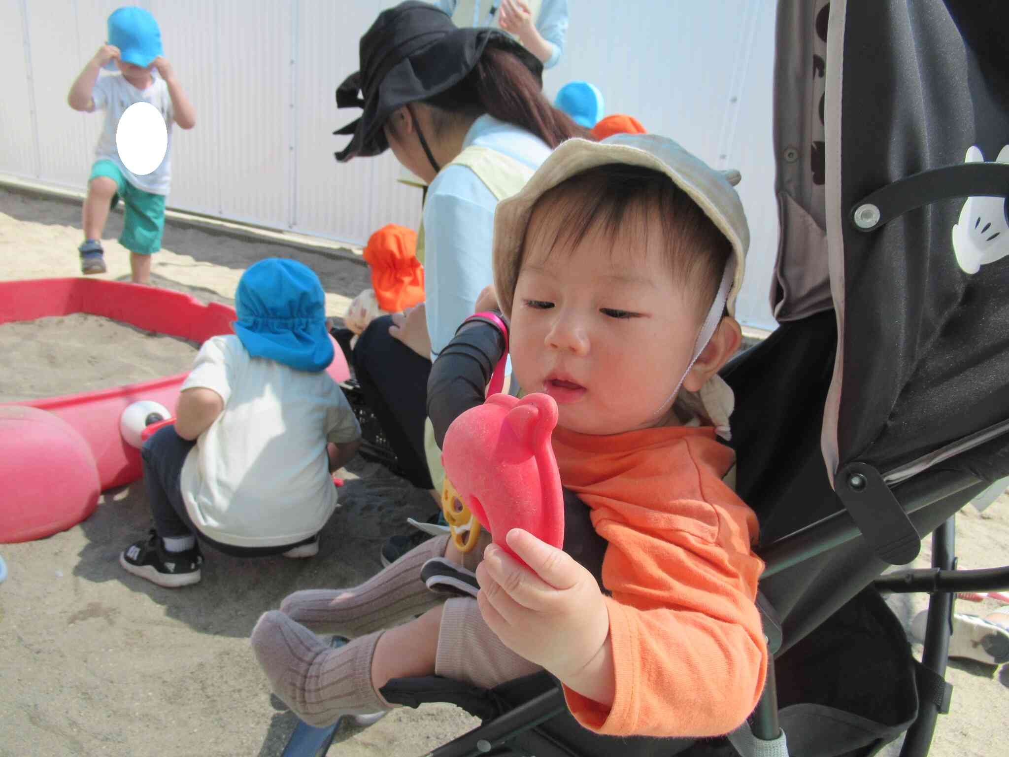 砂遊びをしました～ひよこ組（0歳児）～