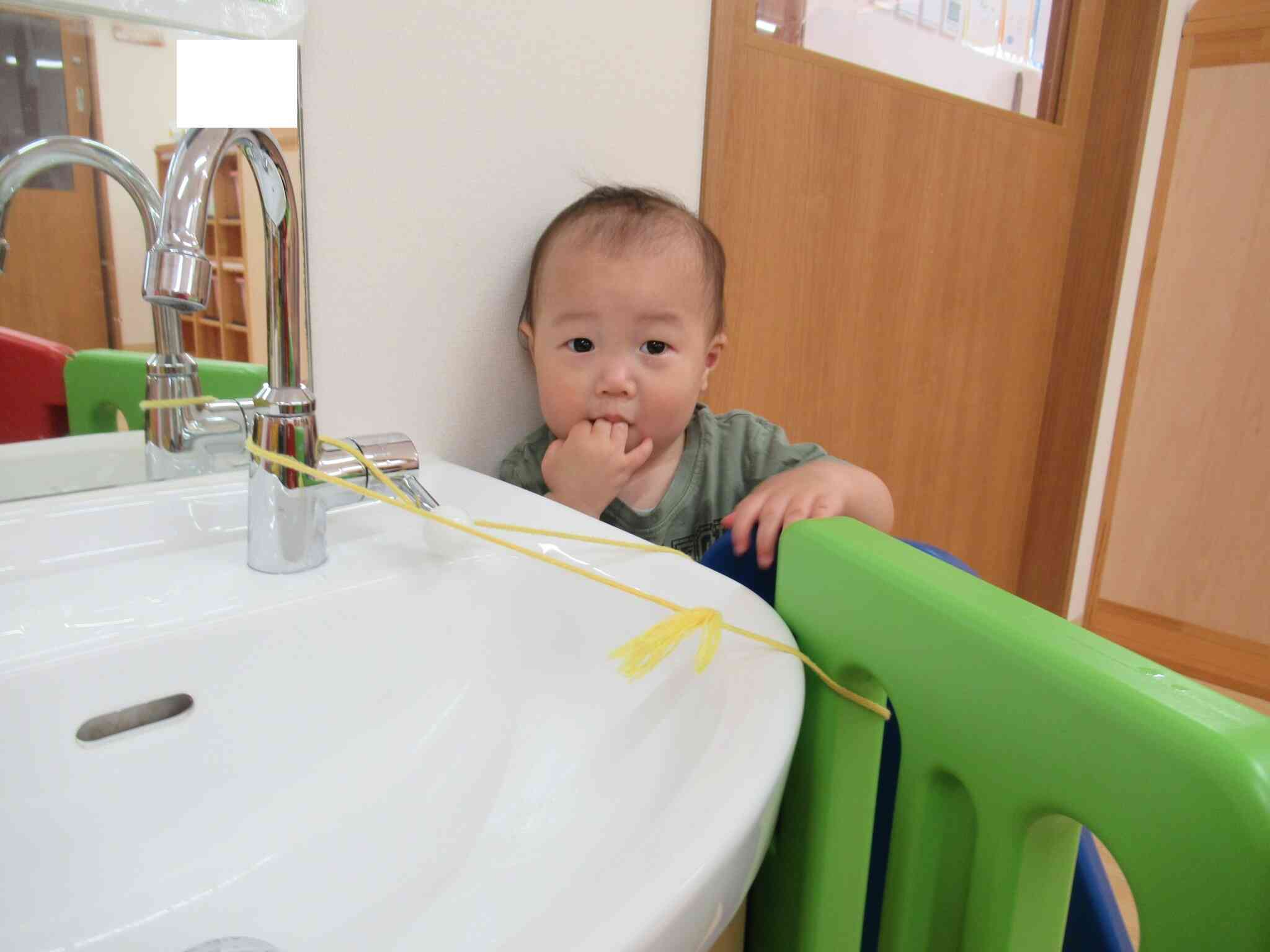 お部屋での様子～ひよこ組（0歳児）～