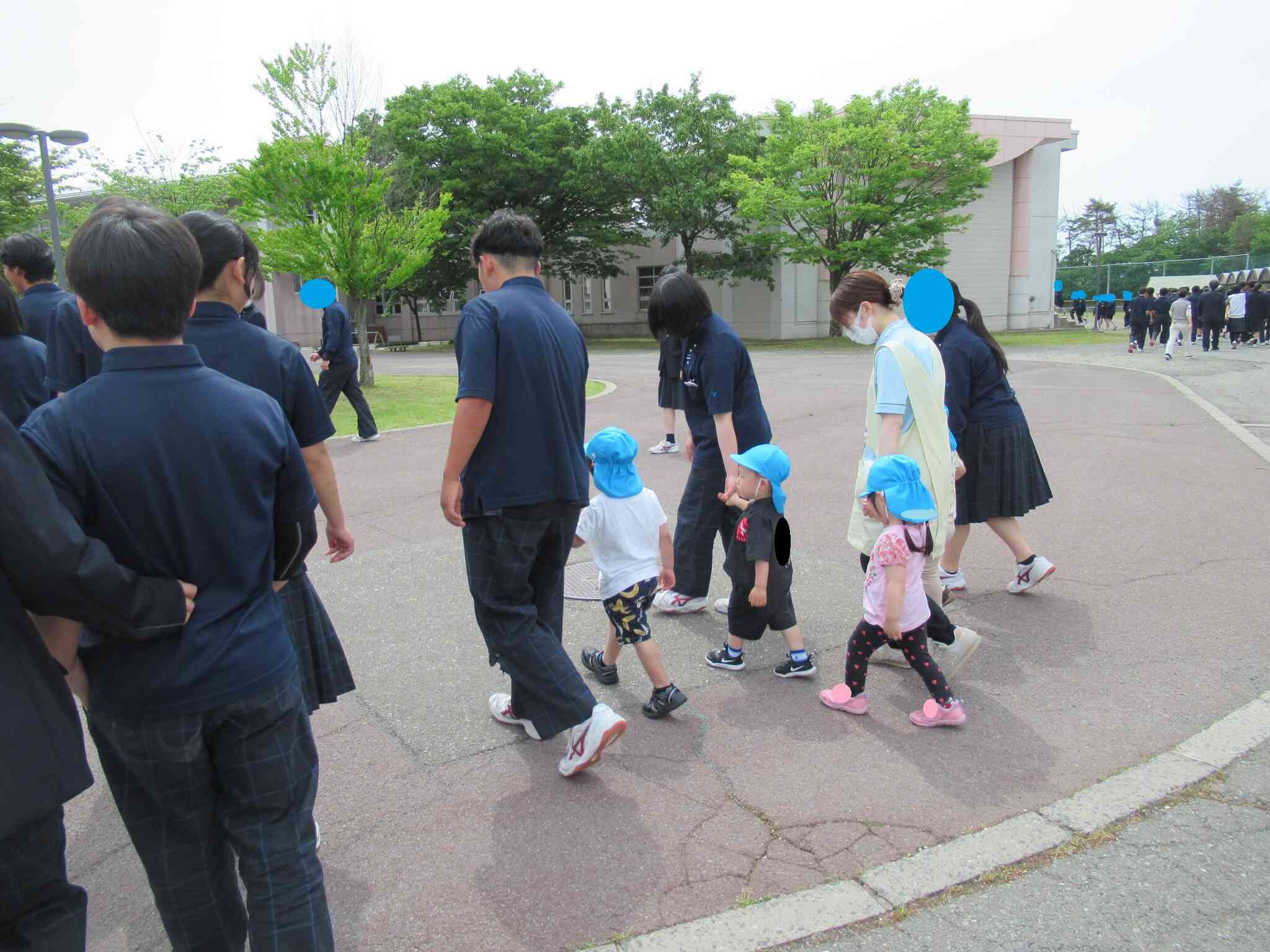 ３年生の皆さんと一緒に２階に避難します