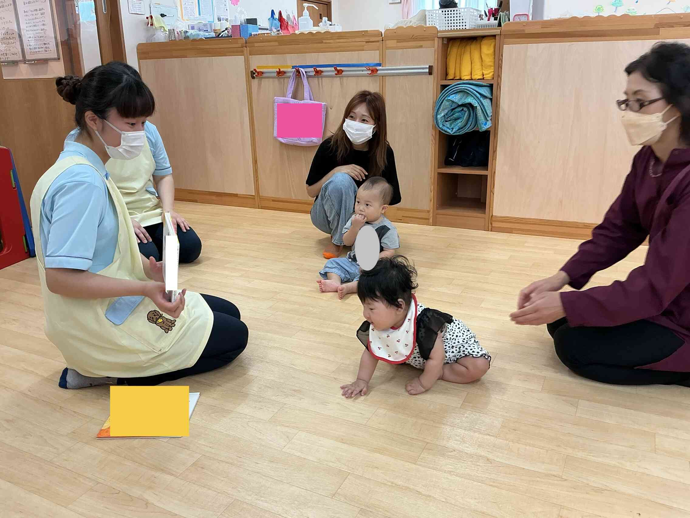 興味を持って絵本を見ています