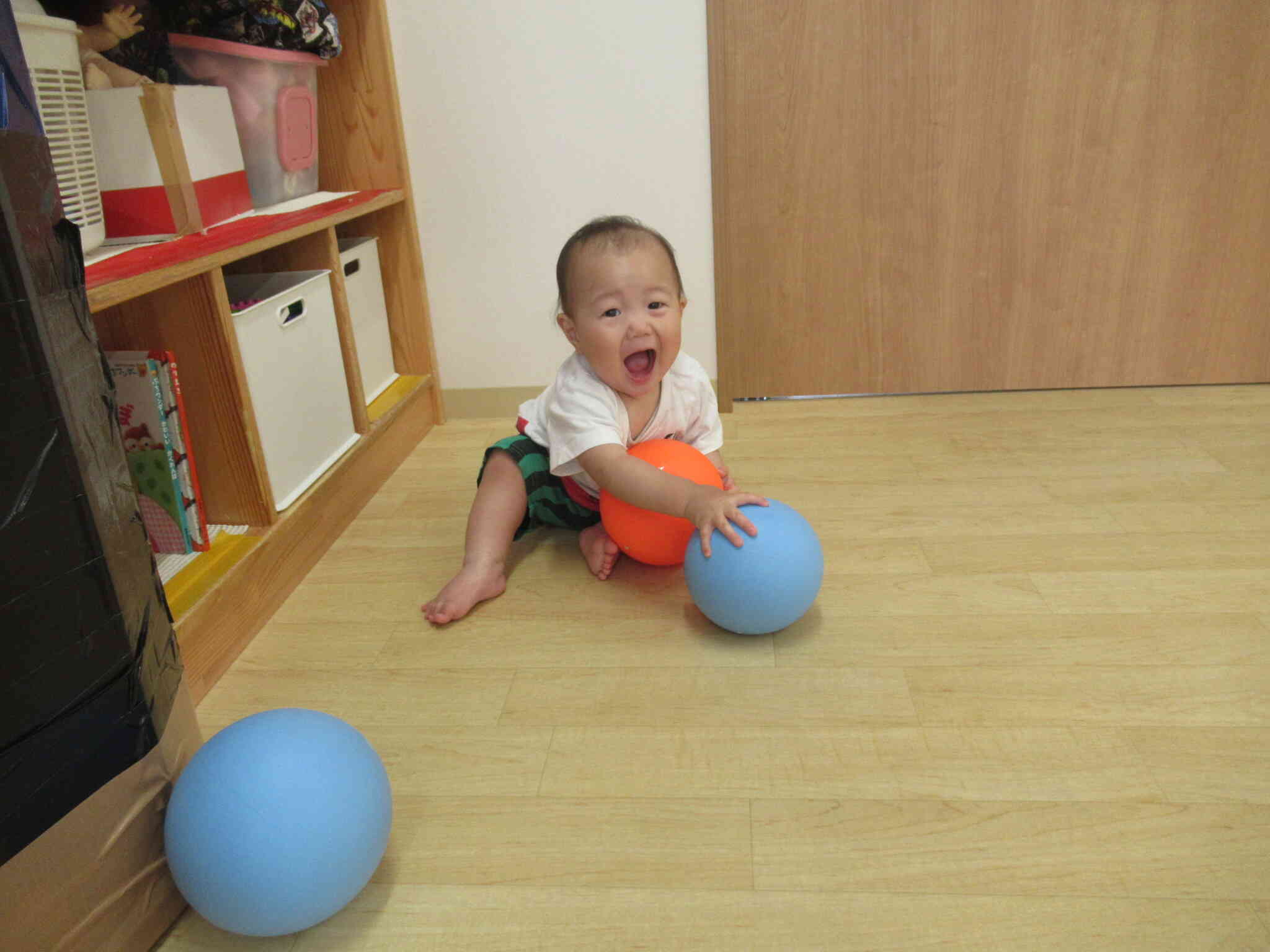 ボール遊びの様子～ひよこ組（0歳児）～
