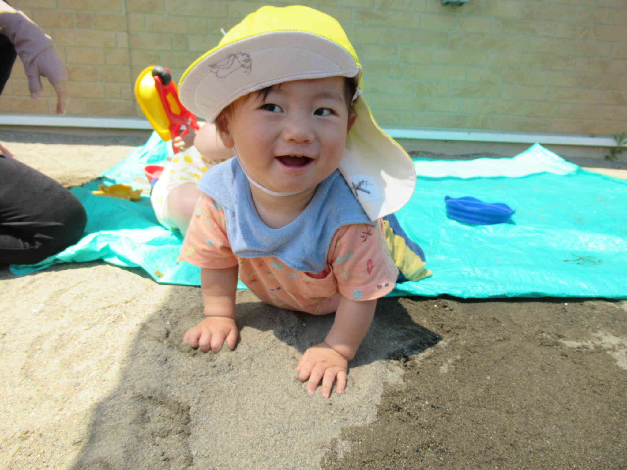 砂遊びをしました～ひよこ組（0歳児）～