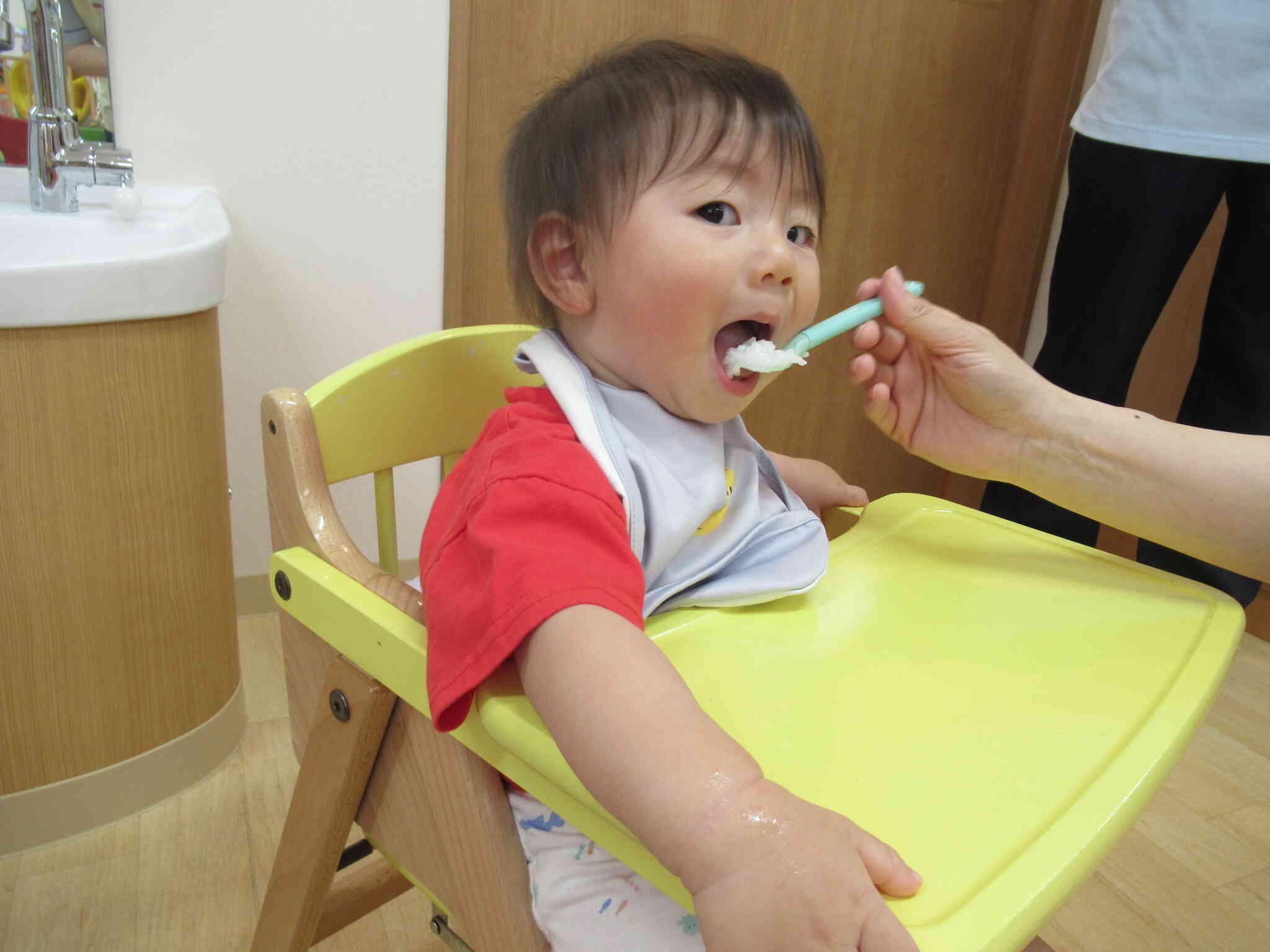 張り切って食べています