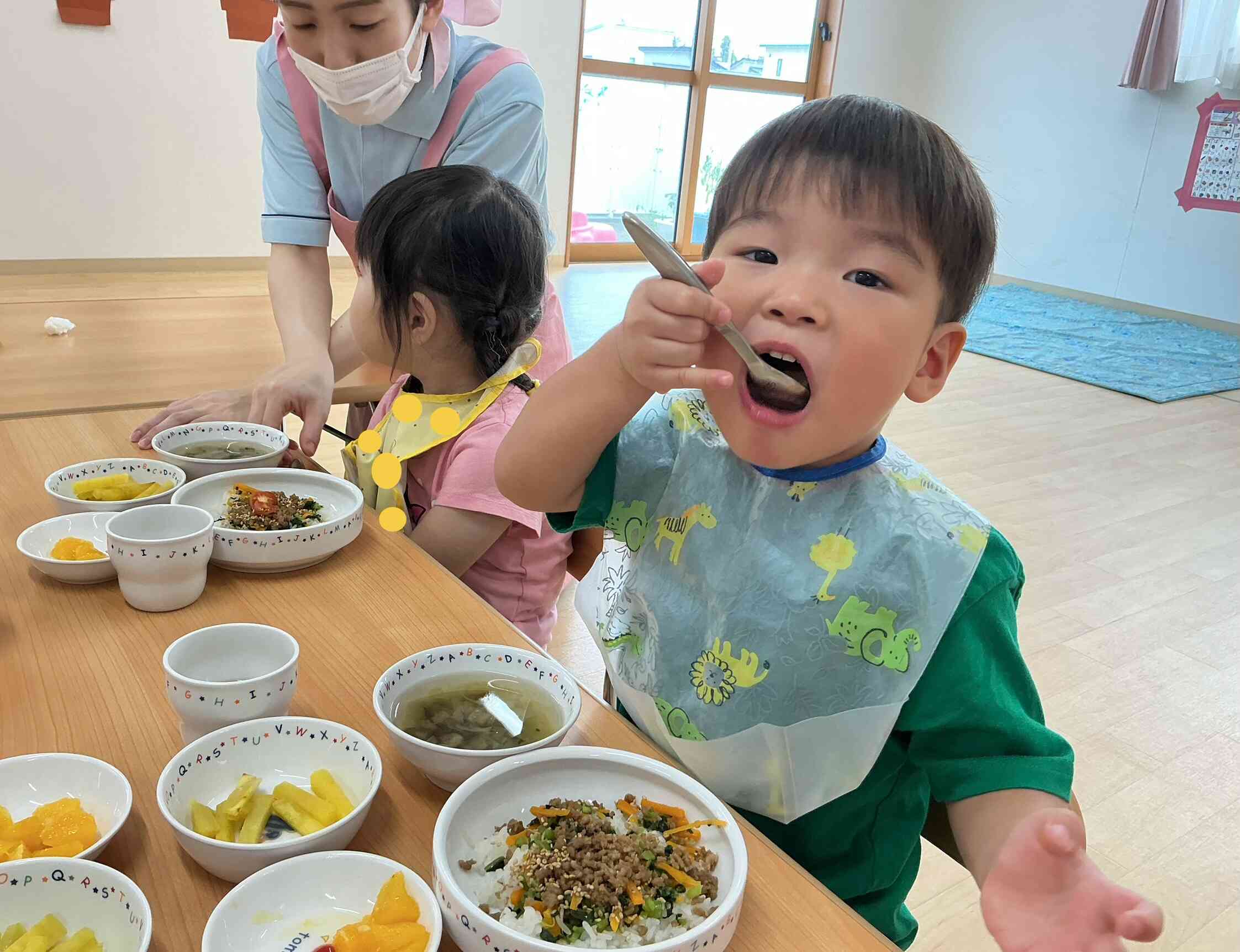 野菜を収穫して、食べています！