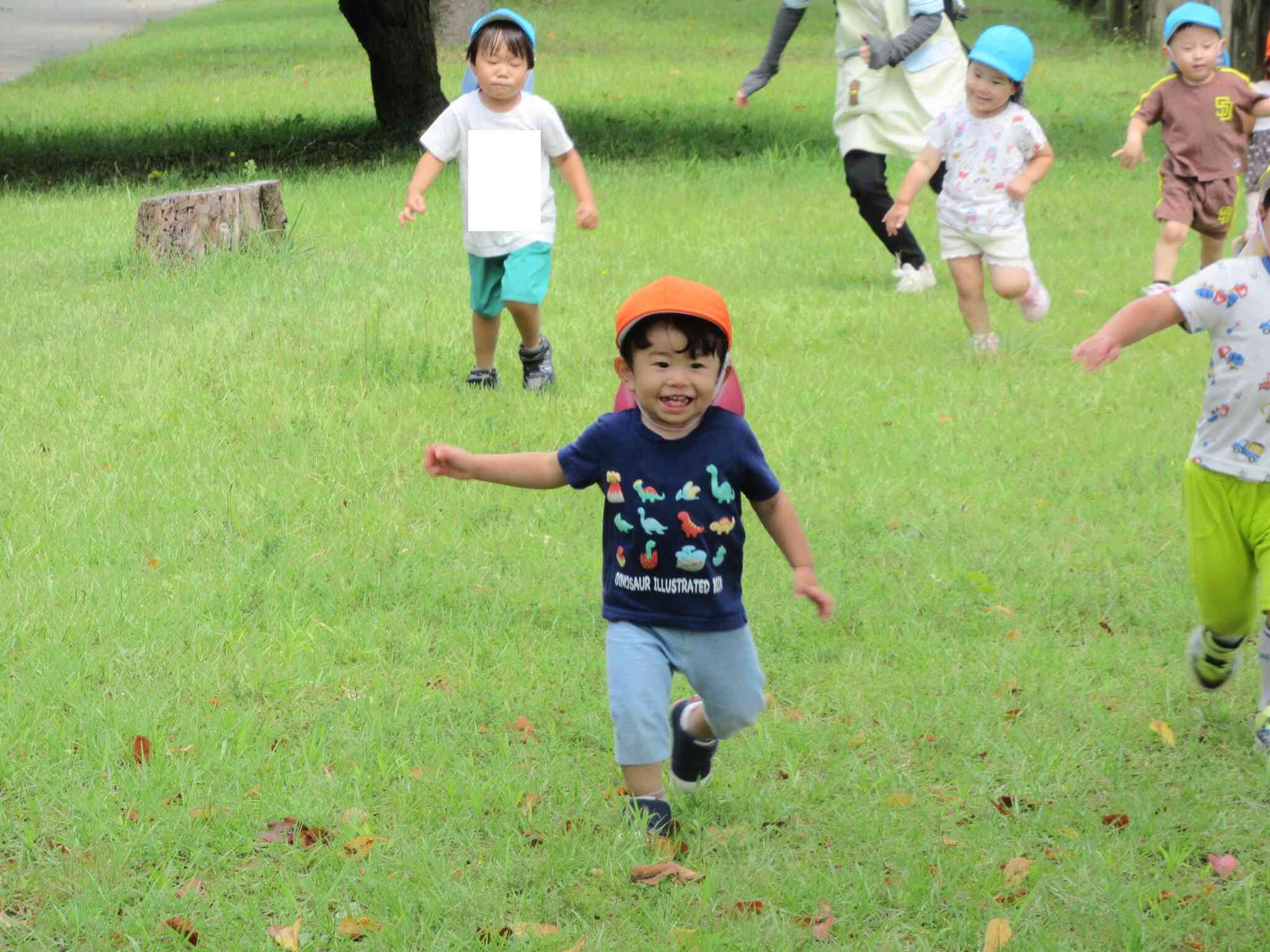 お散歩を楽しんでいます~あひる組(1歳児)~