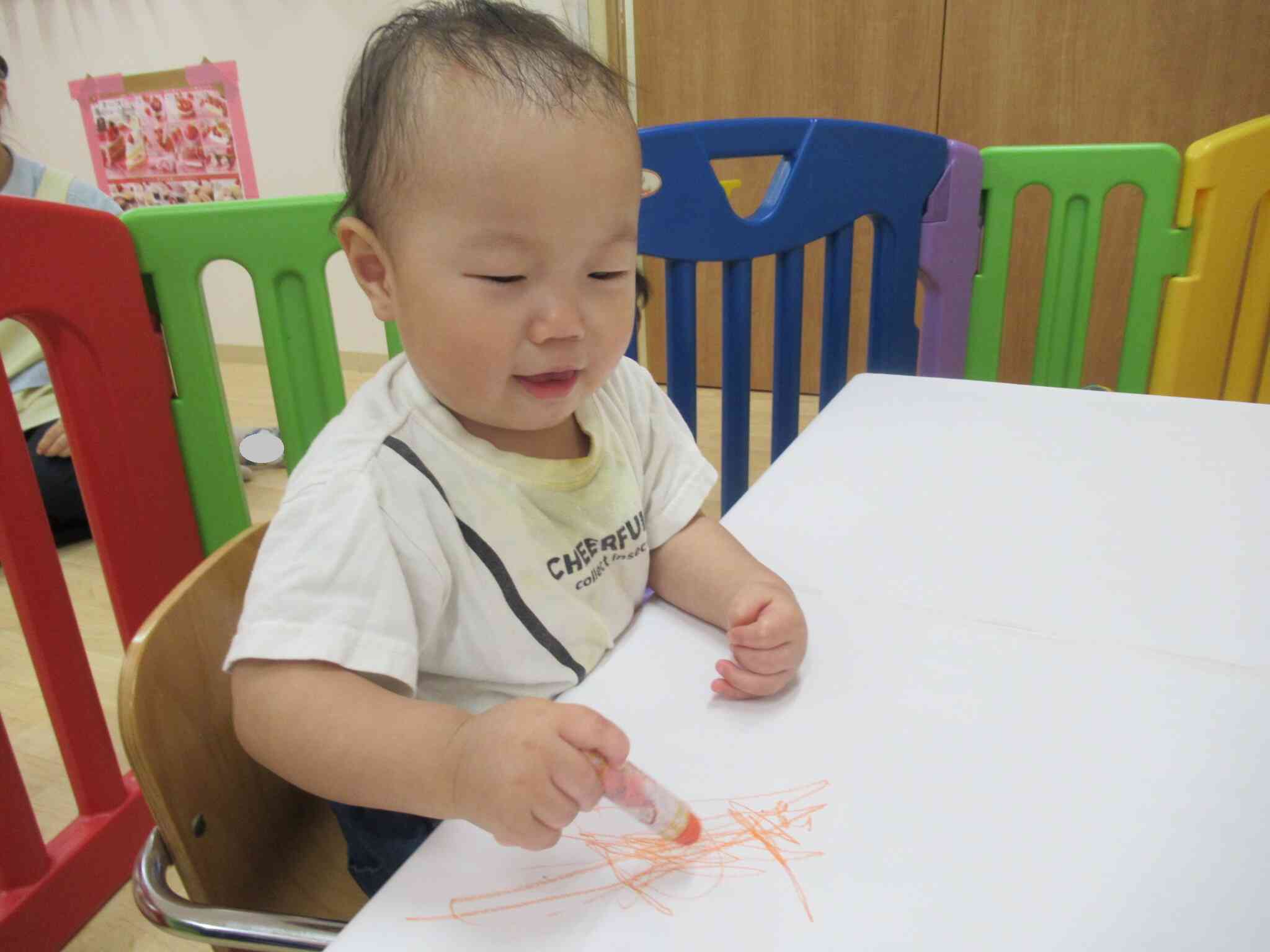 お絵描きをしました～ひよこ組（0歳児）～