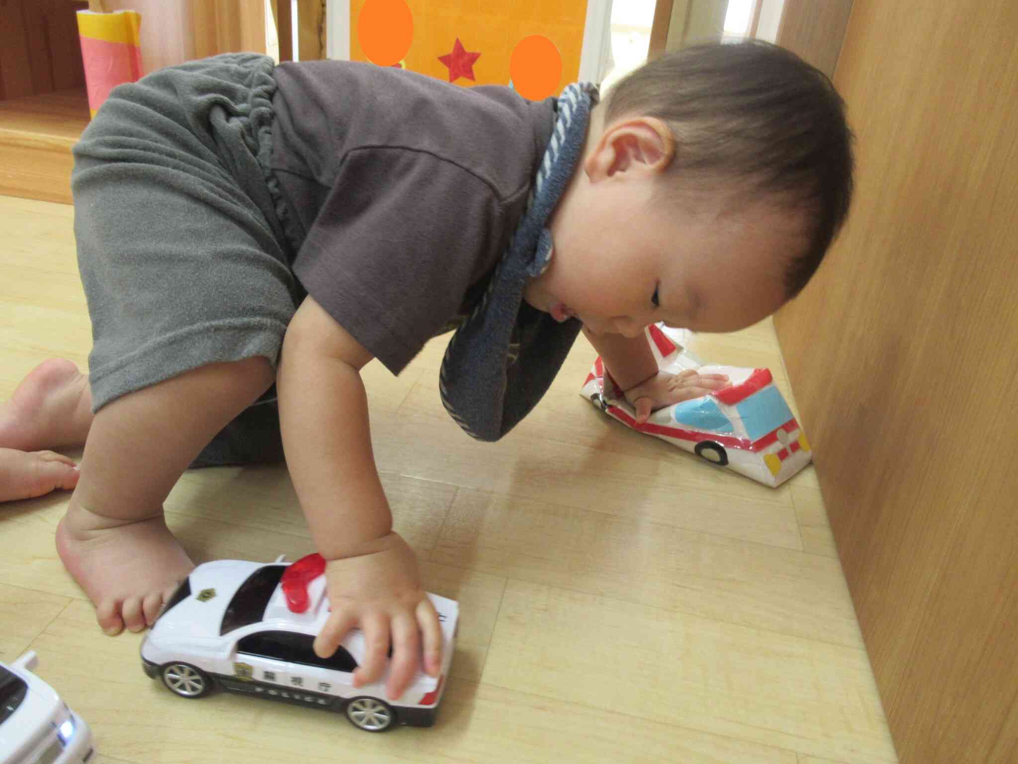 両手を使って運転します