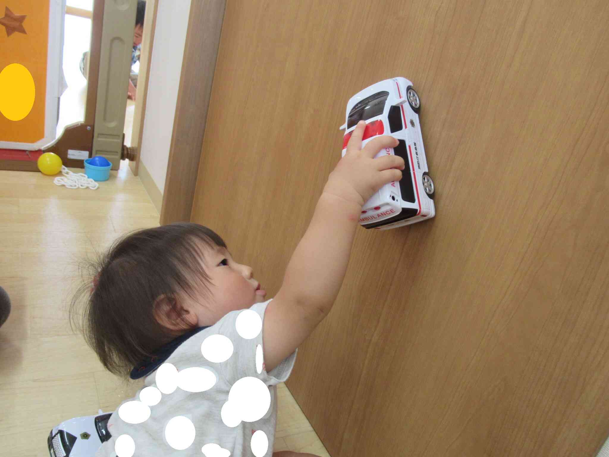 車に興味津々です