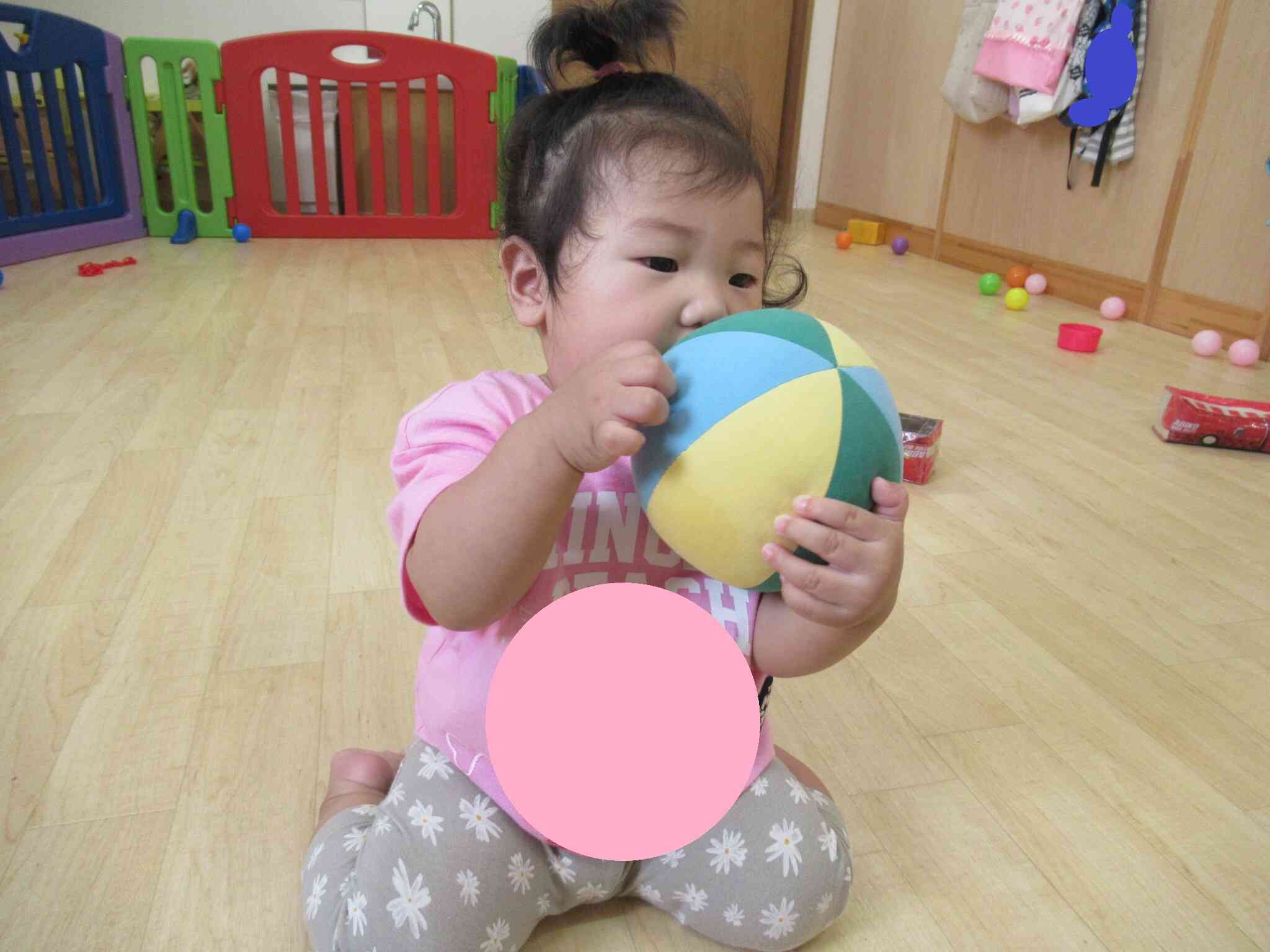 お部屋での遊び～ひよこ組（0歳児）～