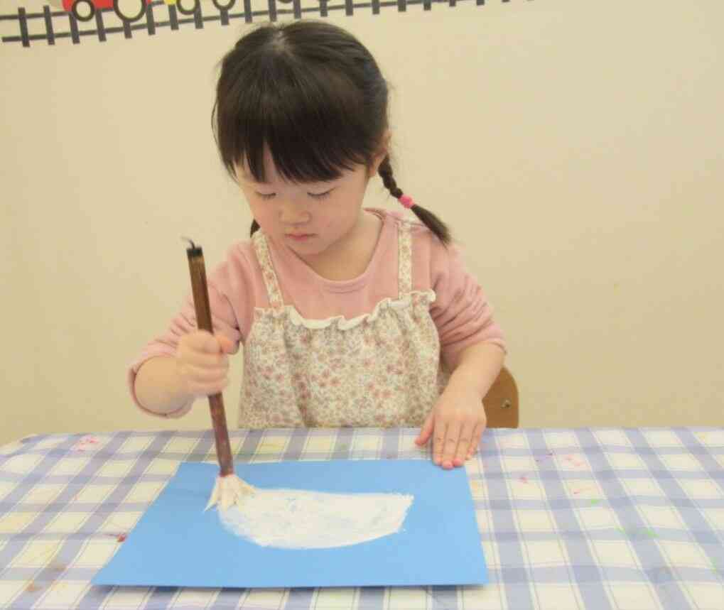 絵の具と筆でお絵描き！