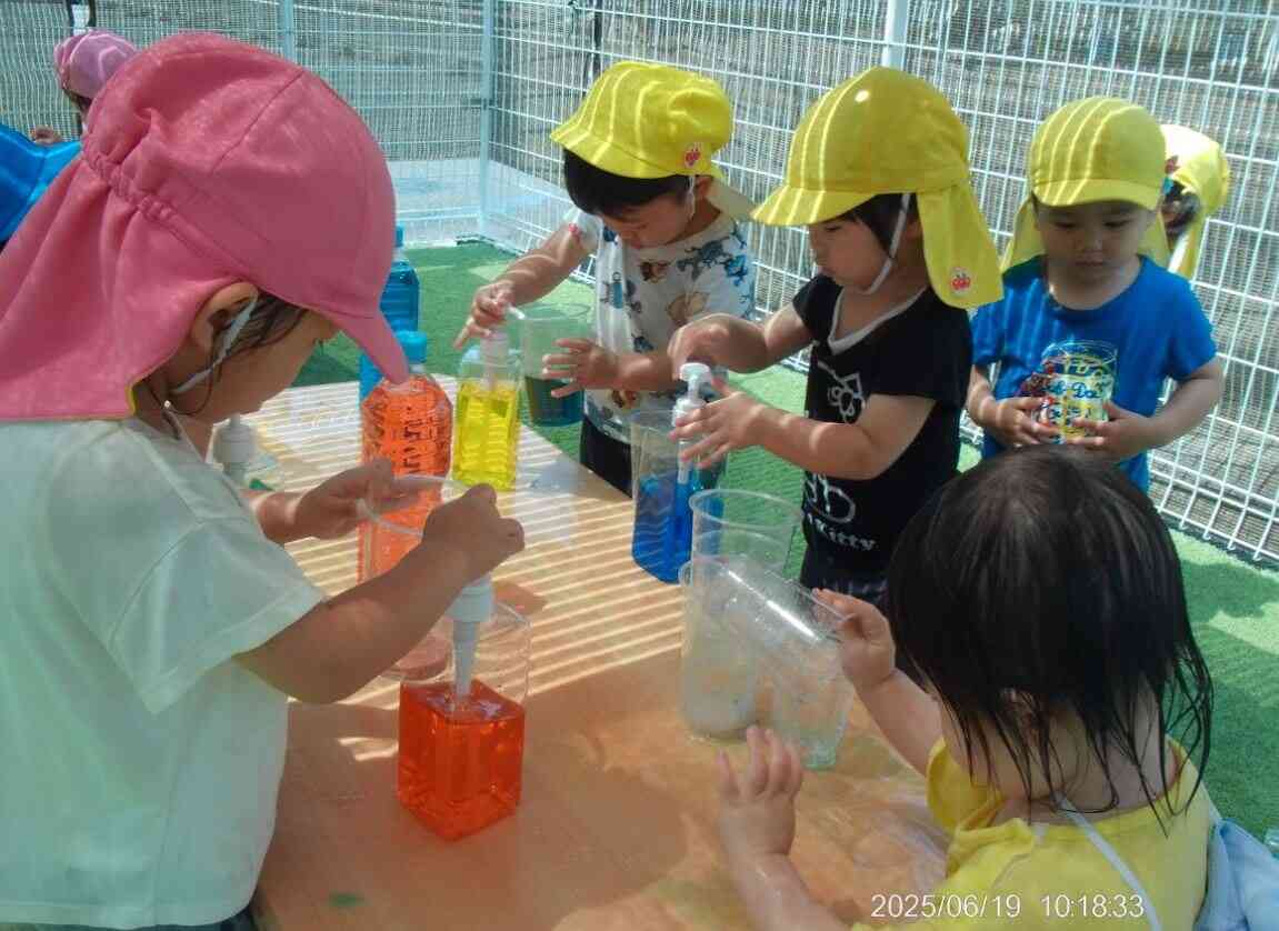 みんなで色水遊び♪