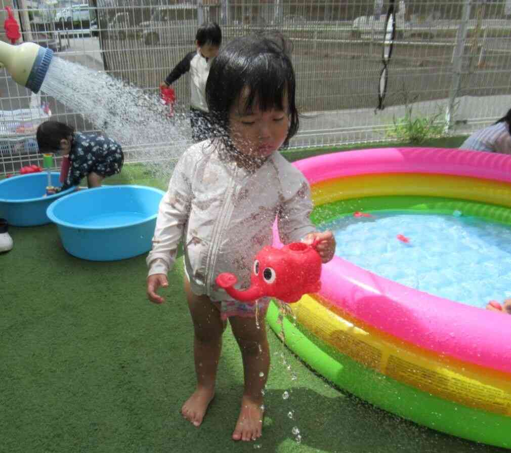 ジョウロにお水を入れて～