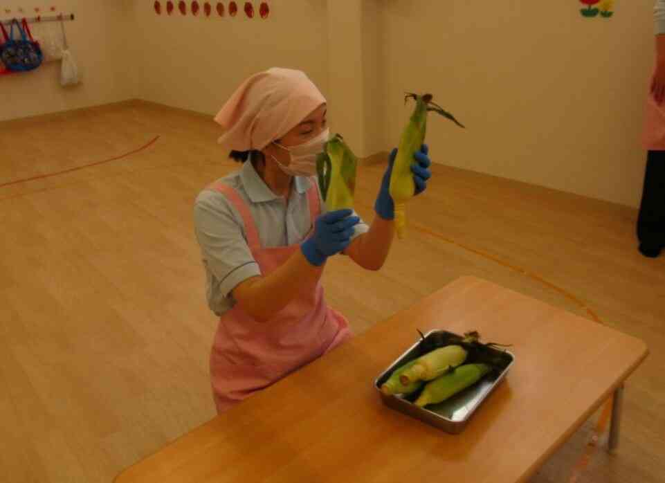 ～食育～トウモロコシの皮むき