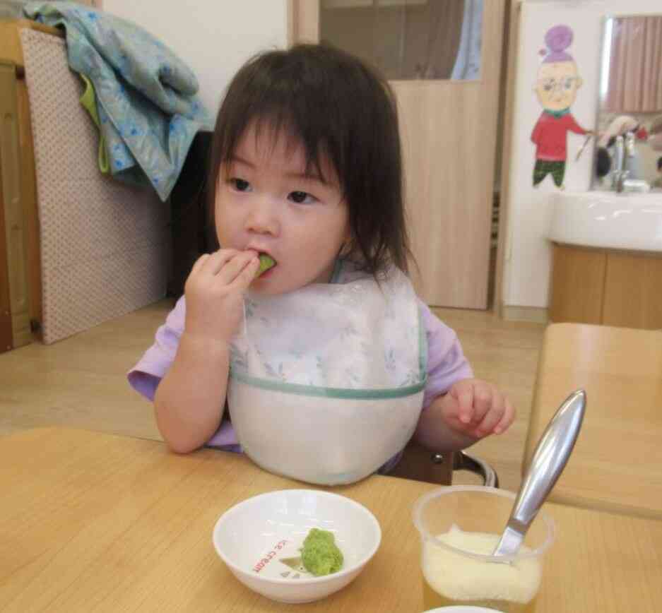 枝豆クッキーをぱくり！