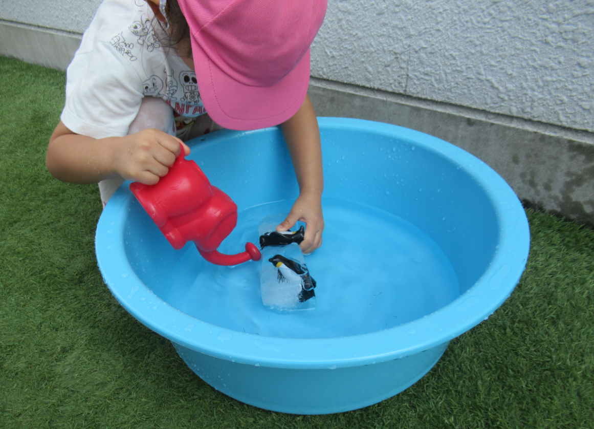 ジョウロでお水をかけてみよう！もうすぐ出てきそう！