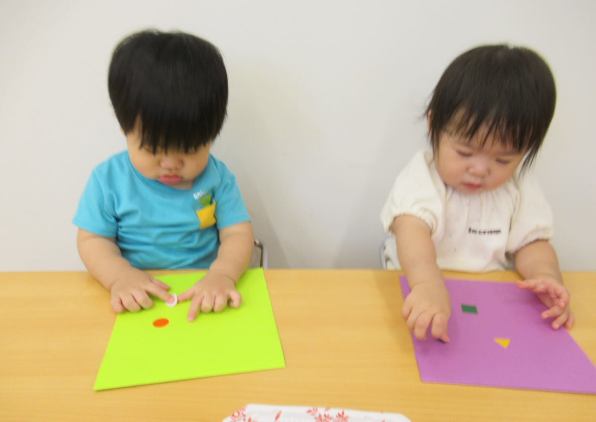 シール貼り楽しいね♪