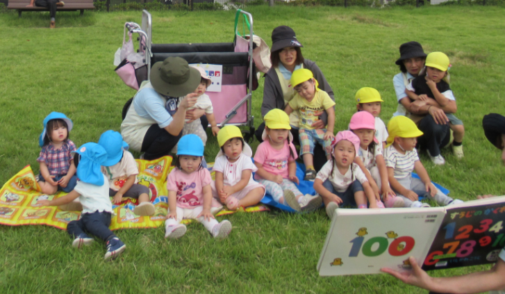 みんなで一緒にお絵本の時間