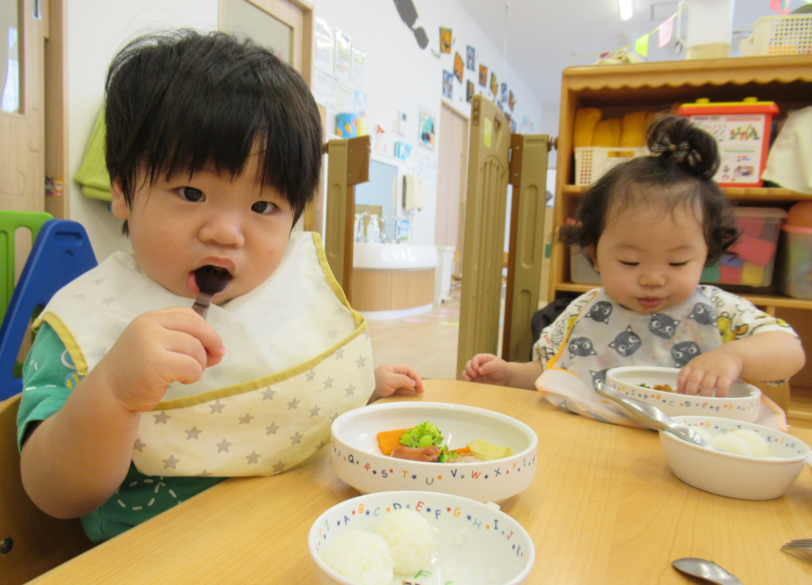 ひよこ組さんも・・・パクッ！