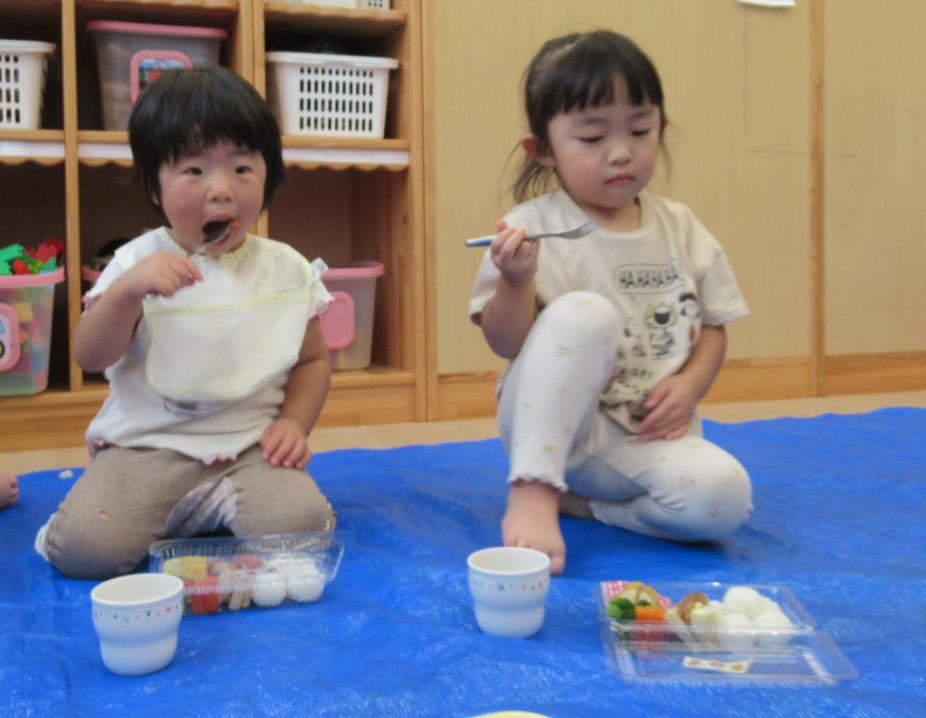 うさぎ組さんも・・・パクッ！