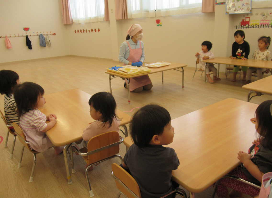 給食の先生が型抜きのやり方を教えてくれたよ♪