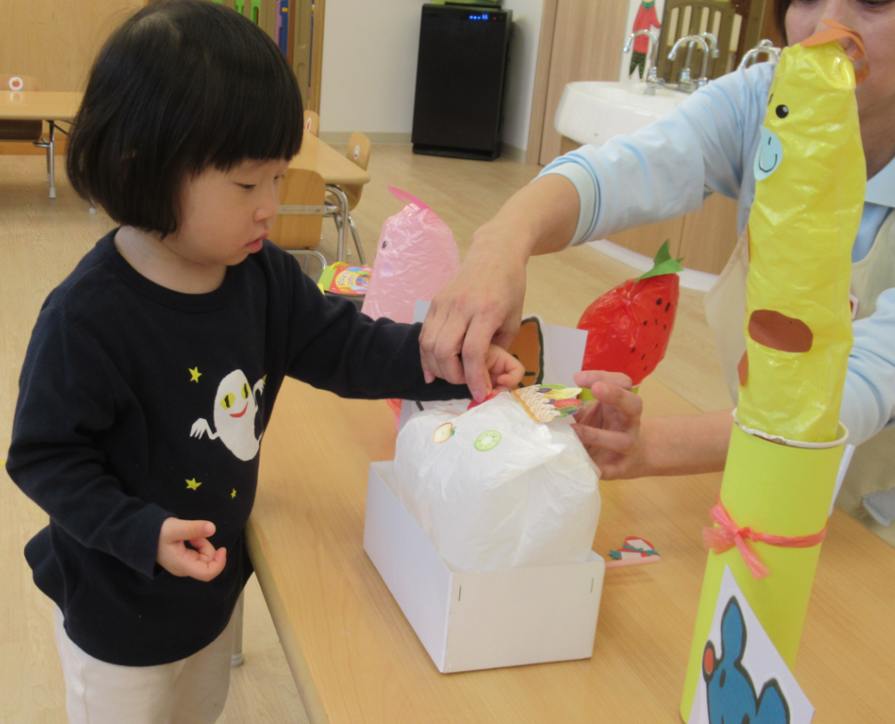 ケーキの風船にイチゴ飾りつけしたよ♪