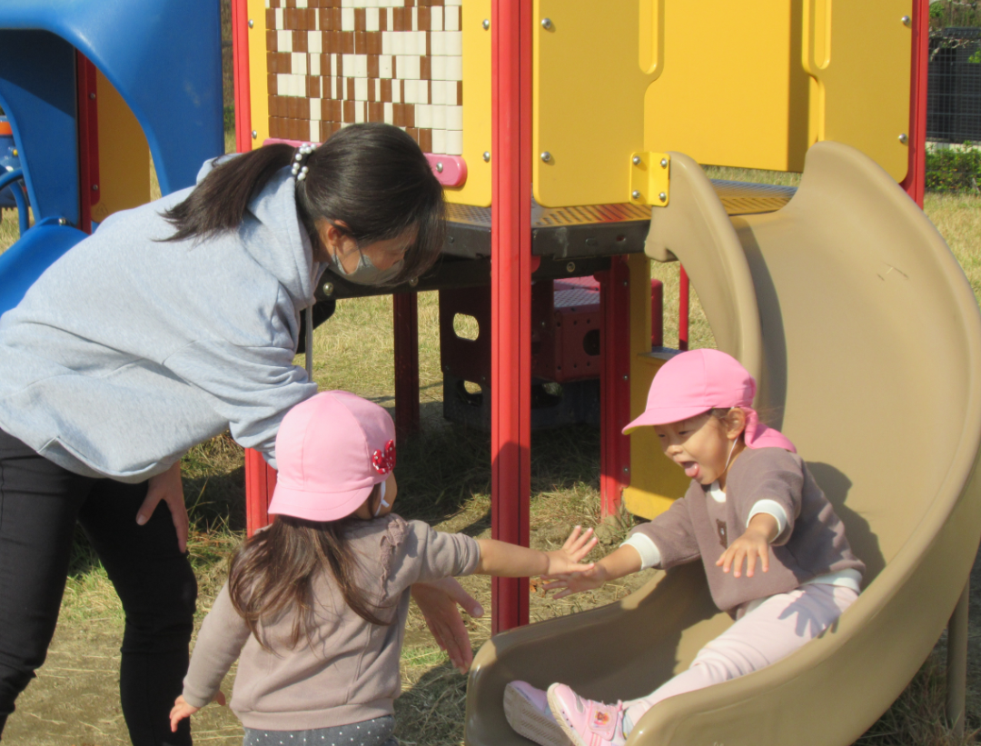 お母さん先生と滑り台でタッチ！