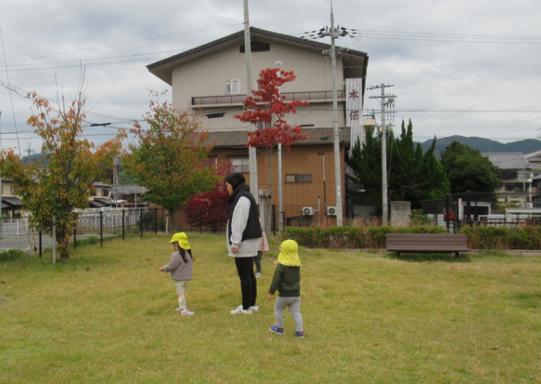 田部公園でお母さん先生と落ち葉探し・・・