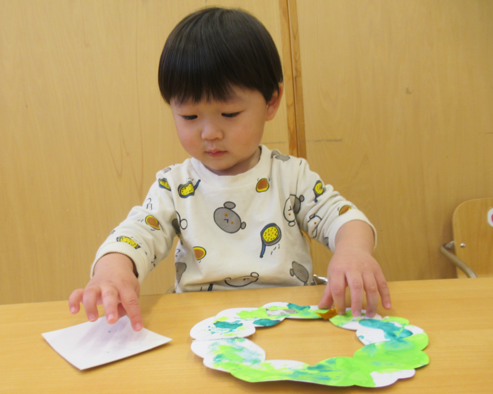 キラキラ折り紙貼れたよ！