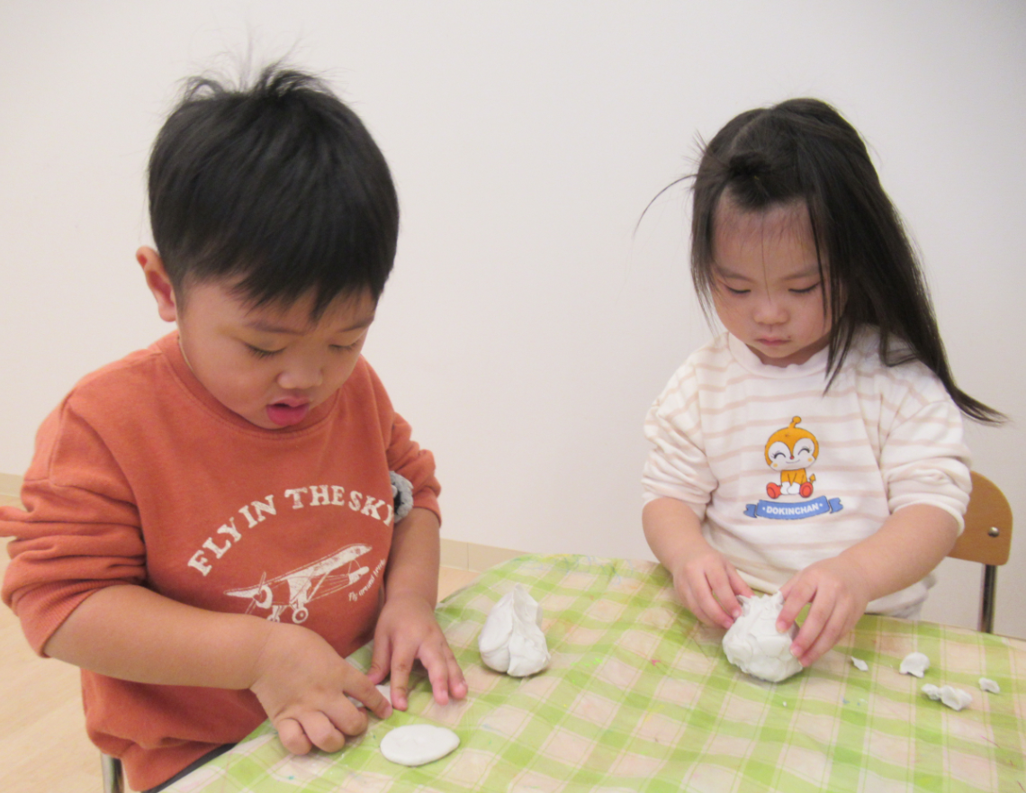 油粘土はどんな感触かな・・・