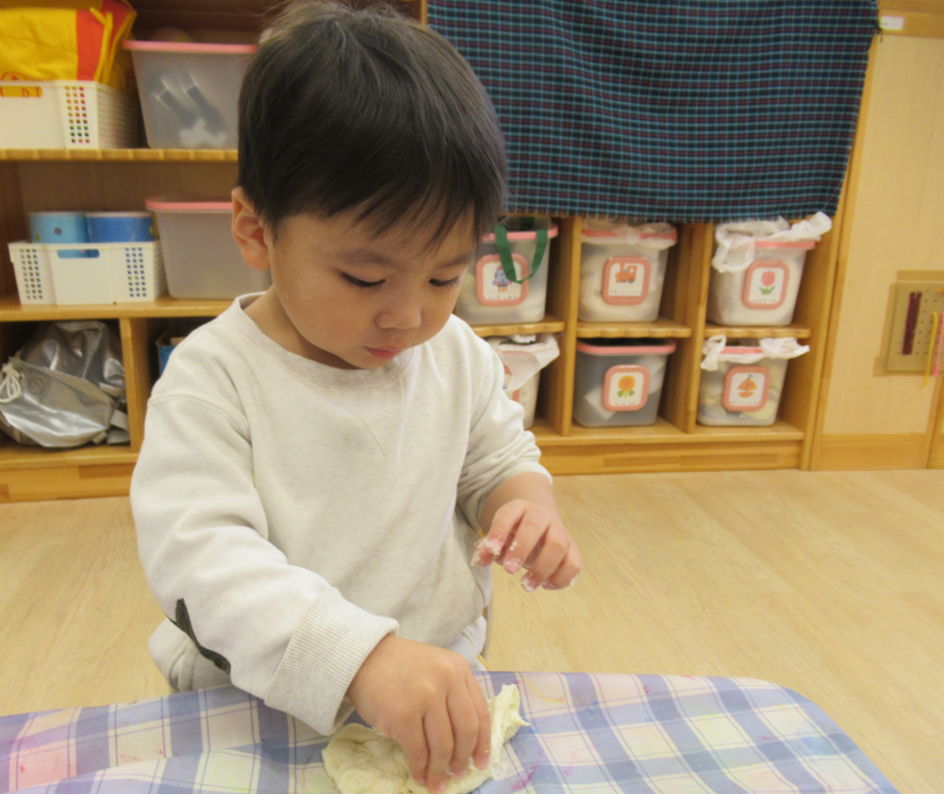 つまんだり引っ張ったり何を作ろうかな・・・