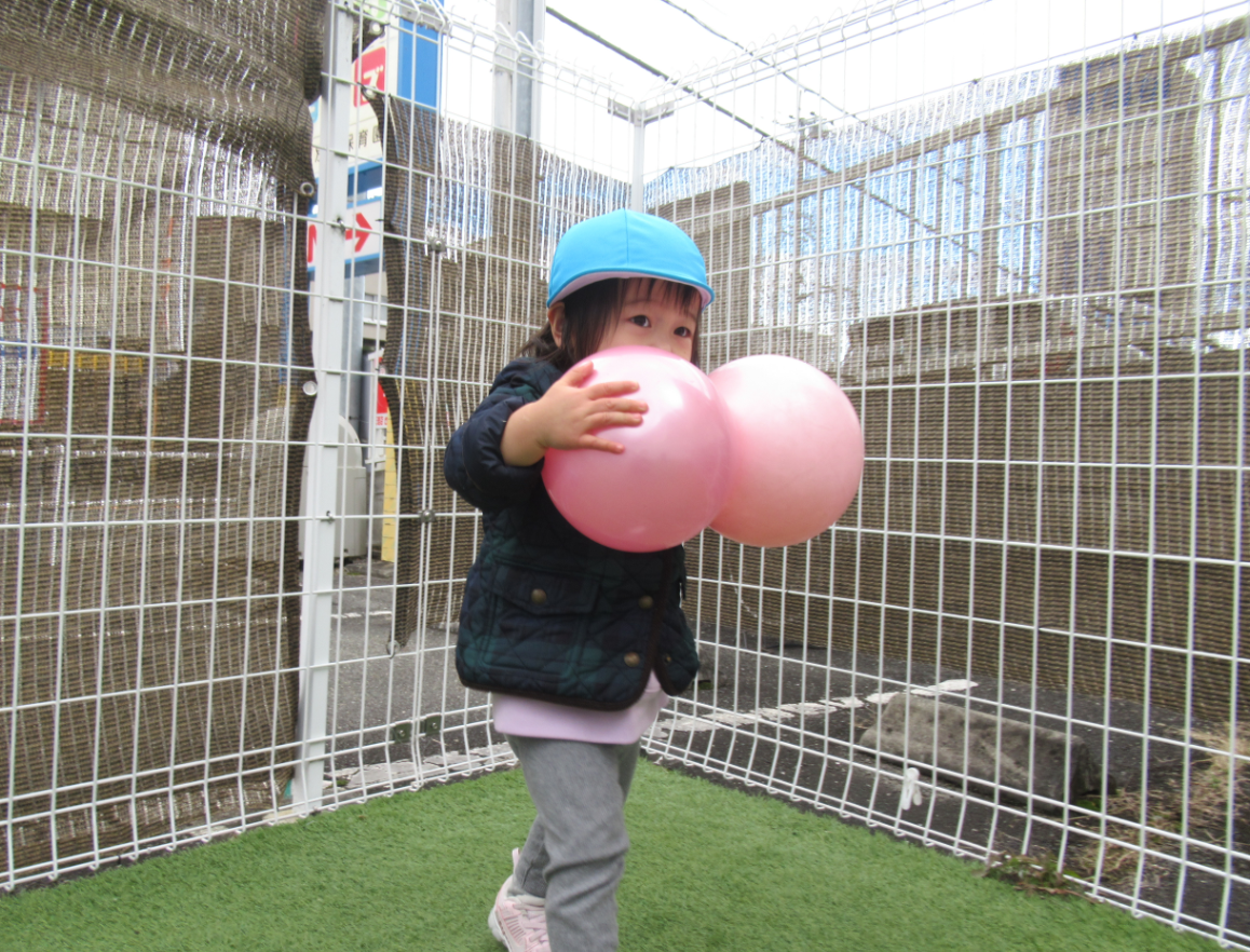 お片付け！器用にボールを二つも持って来てくれました！