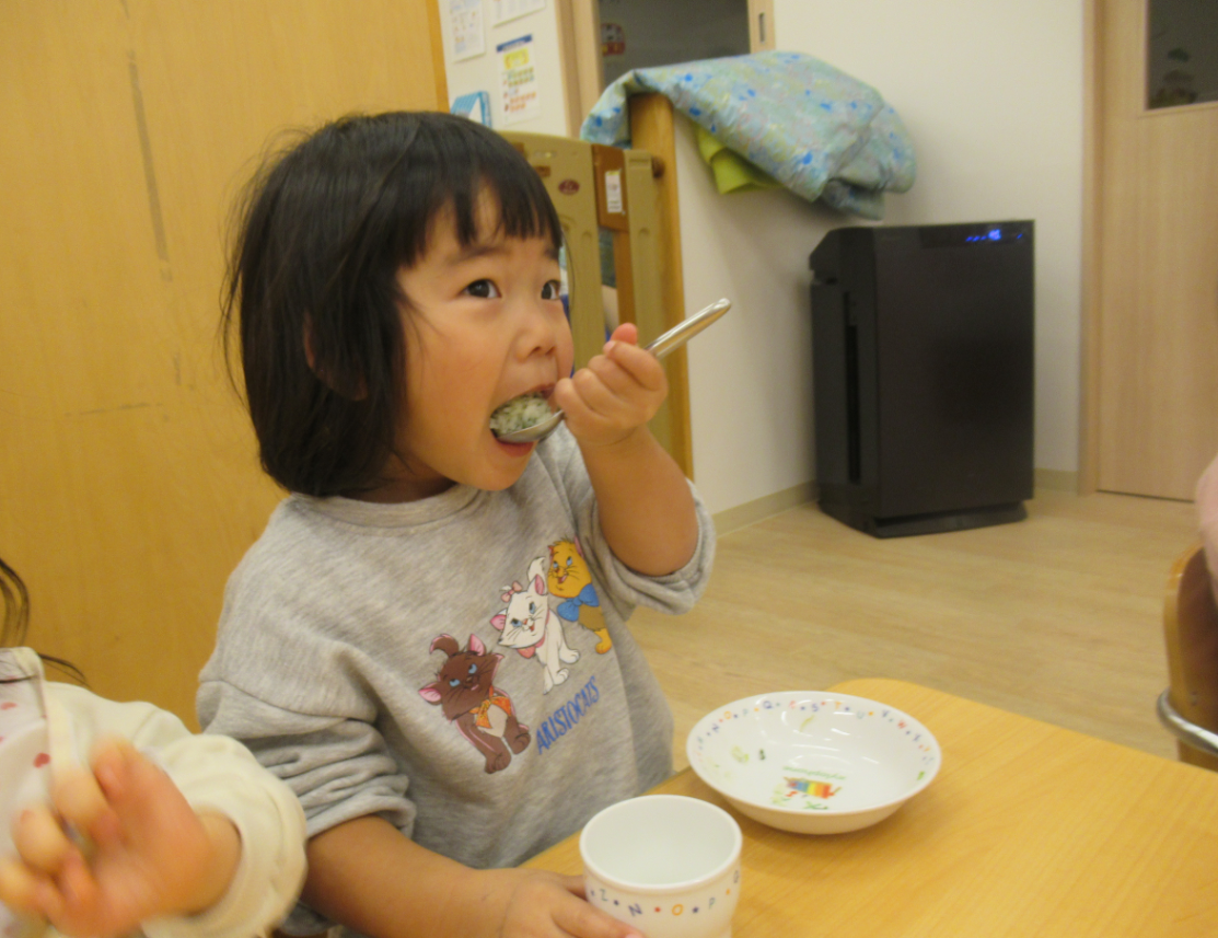 自分で作ったおにぎりをパクリ！