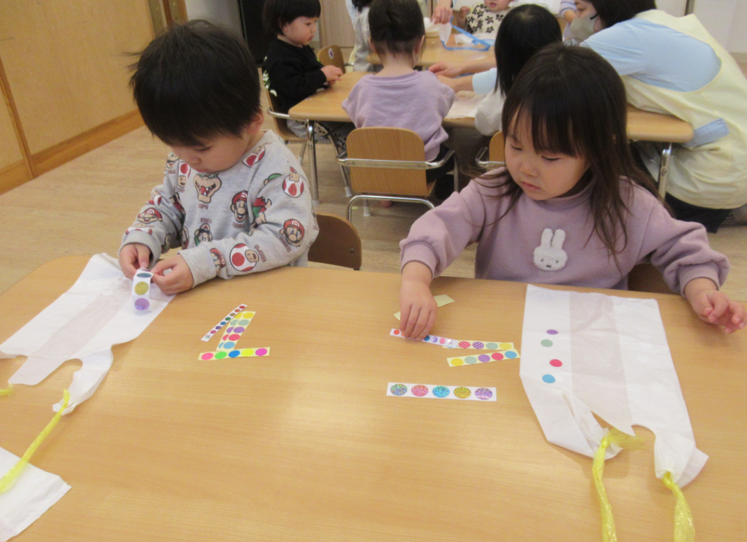 どのシールをはろうかな～？