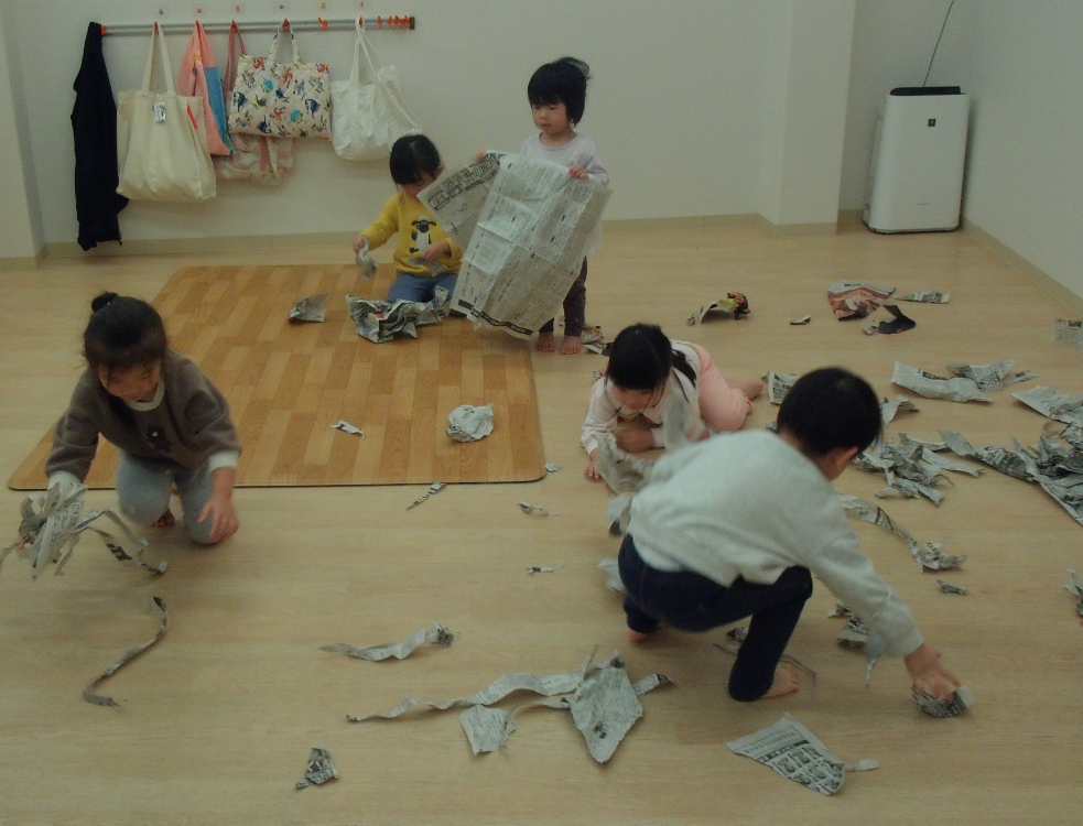 細かくちぎった新聞紙を集めよう！