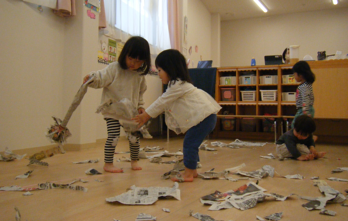 新聞紙のほうきでお掃除♪♪