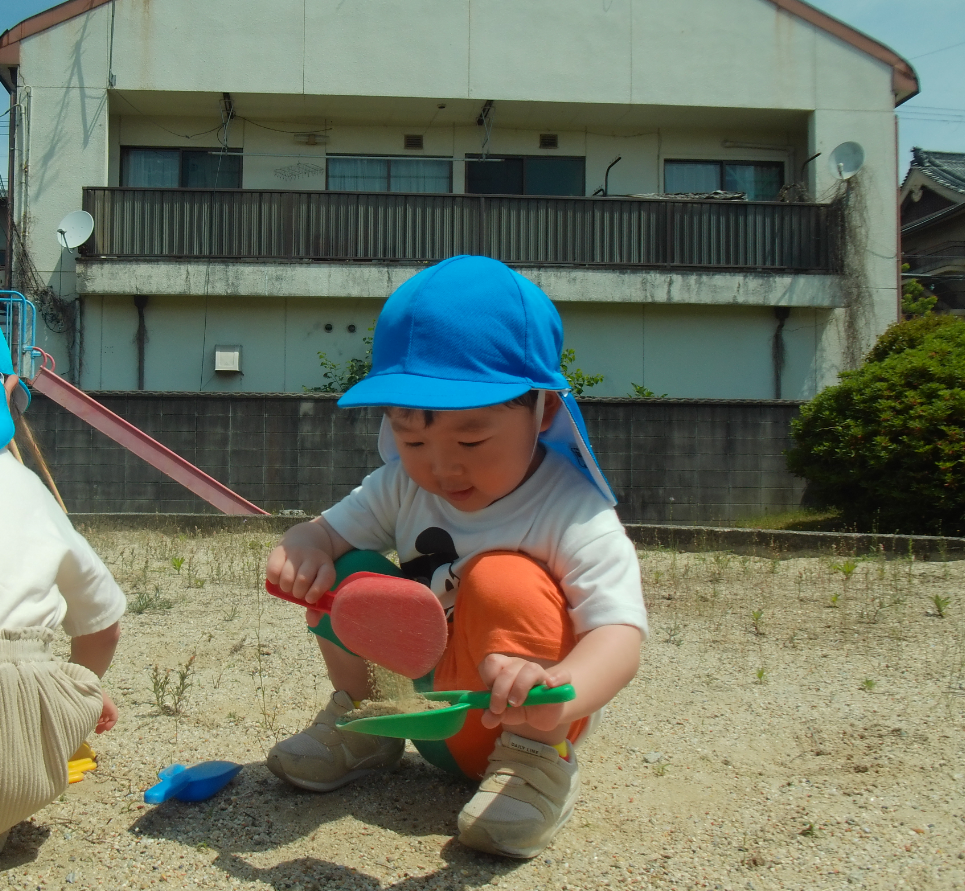 スコップからスコップへ上手に移します！！