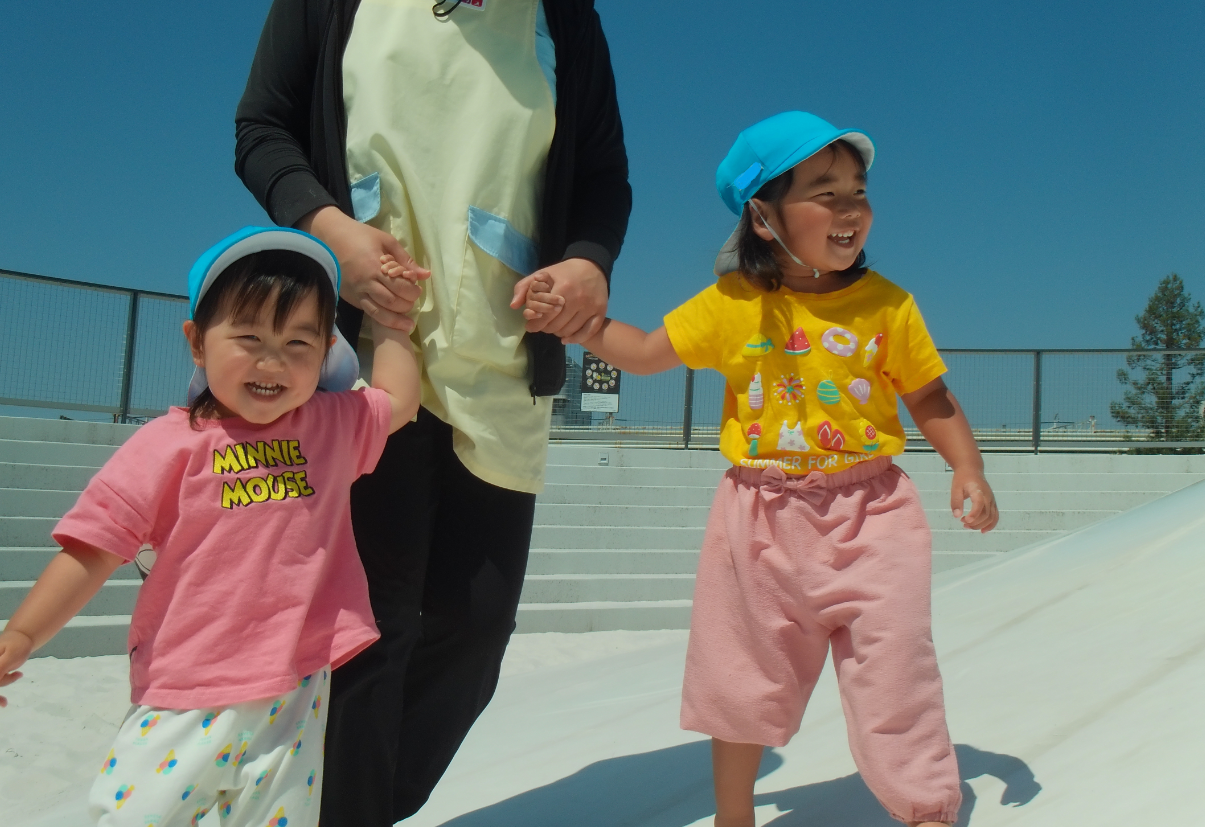 手をつないでぴょんぴょん♪