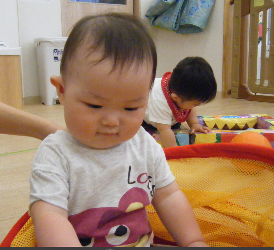 トンネルの筒に入って に~っこり♪