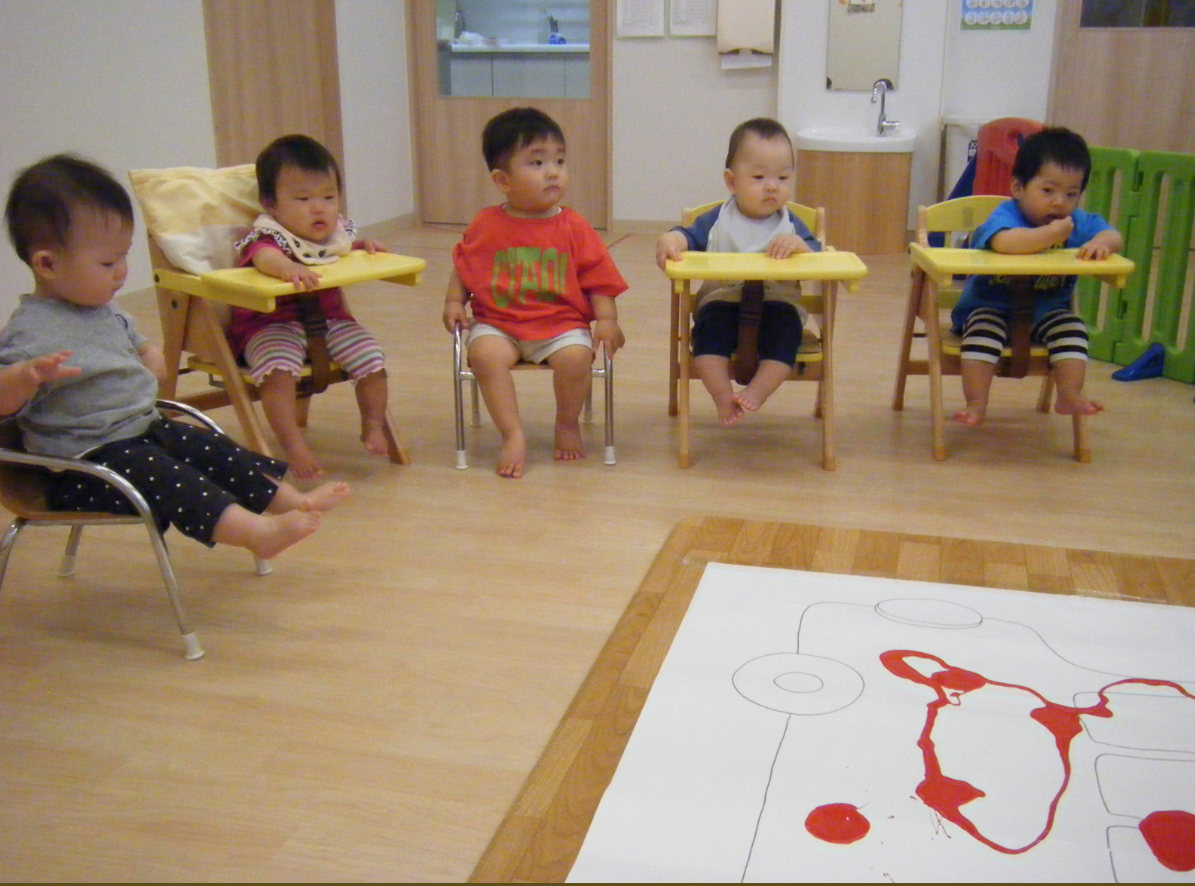 絵の具が垂らされていく様子を観察中！