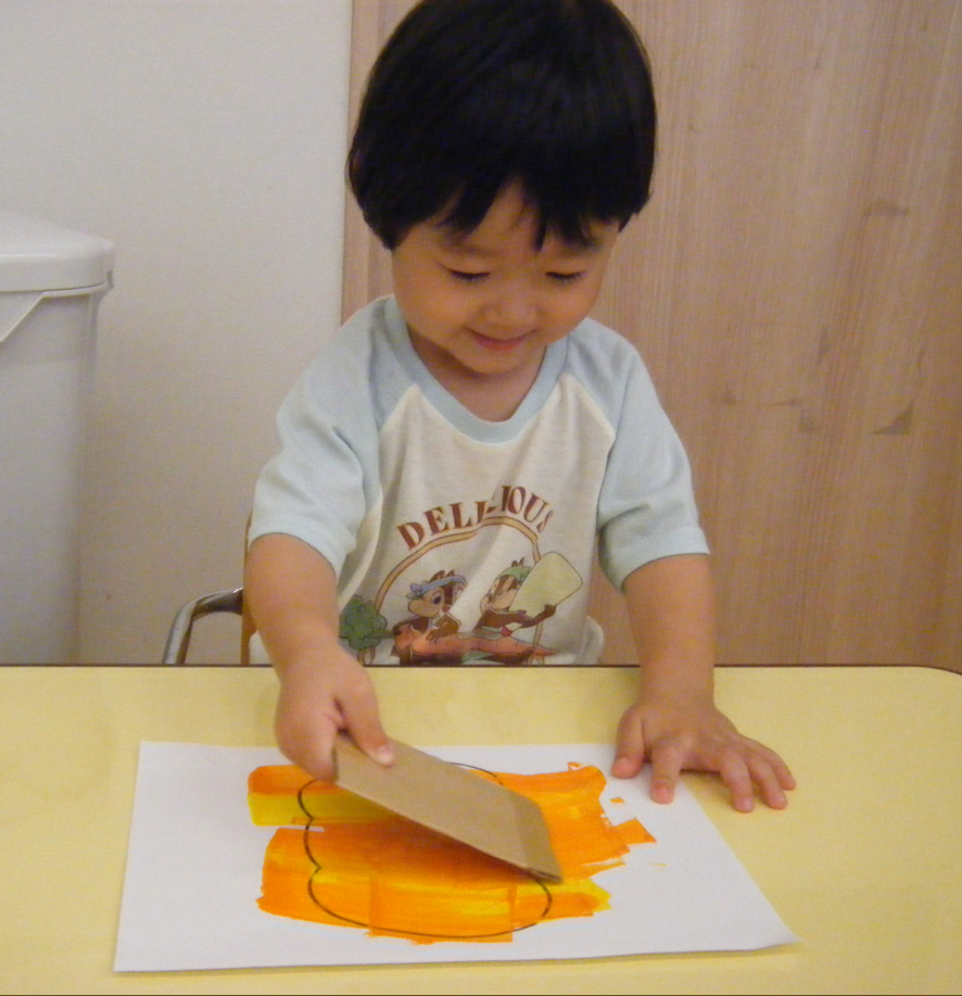 段ボールを使って絵の具を薄く伸ばしたよ♪